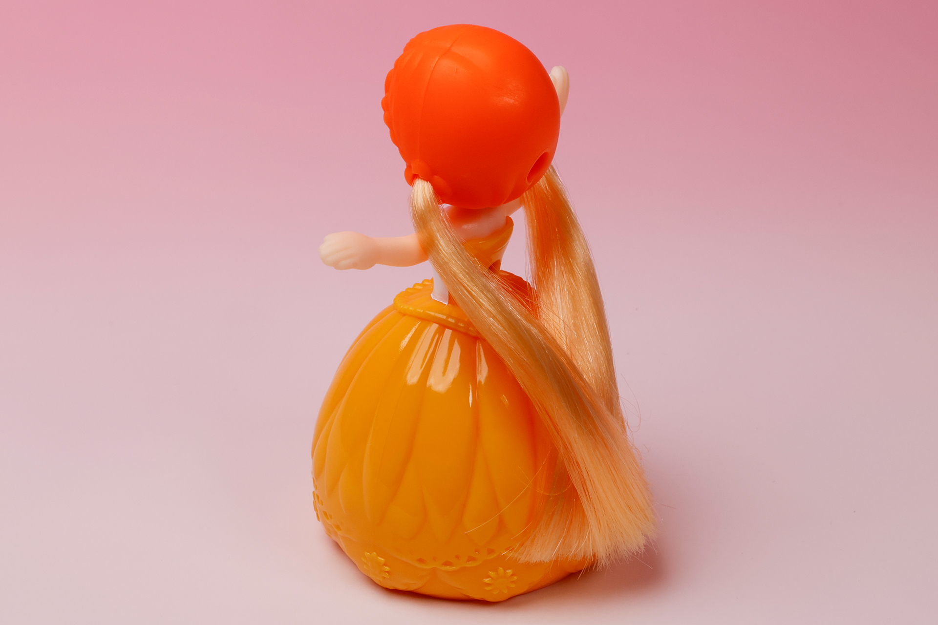 リカちゃんの髪型は両側でまとめられたツインテールだ