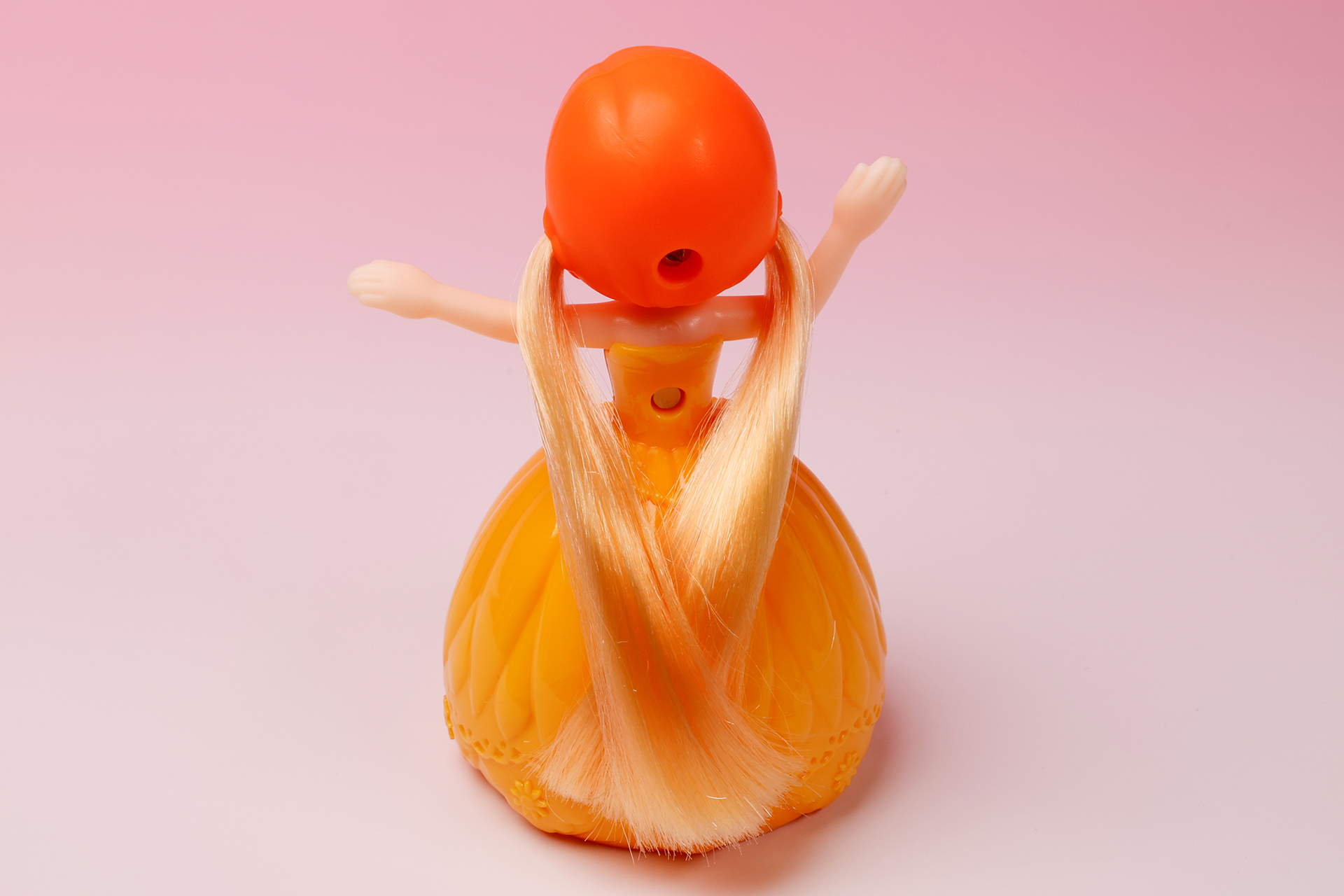 長い髪がふたつあり、髪型のアレンジもいろいろと楽しめそうだ