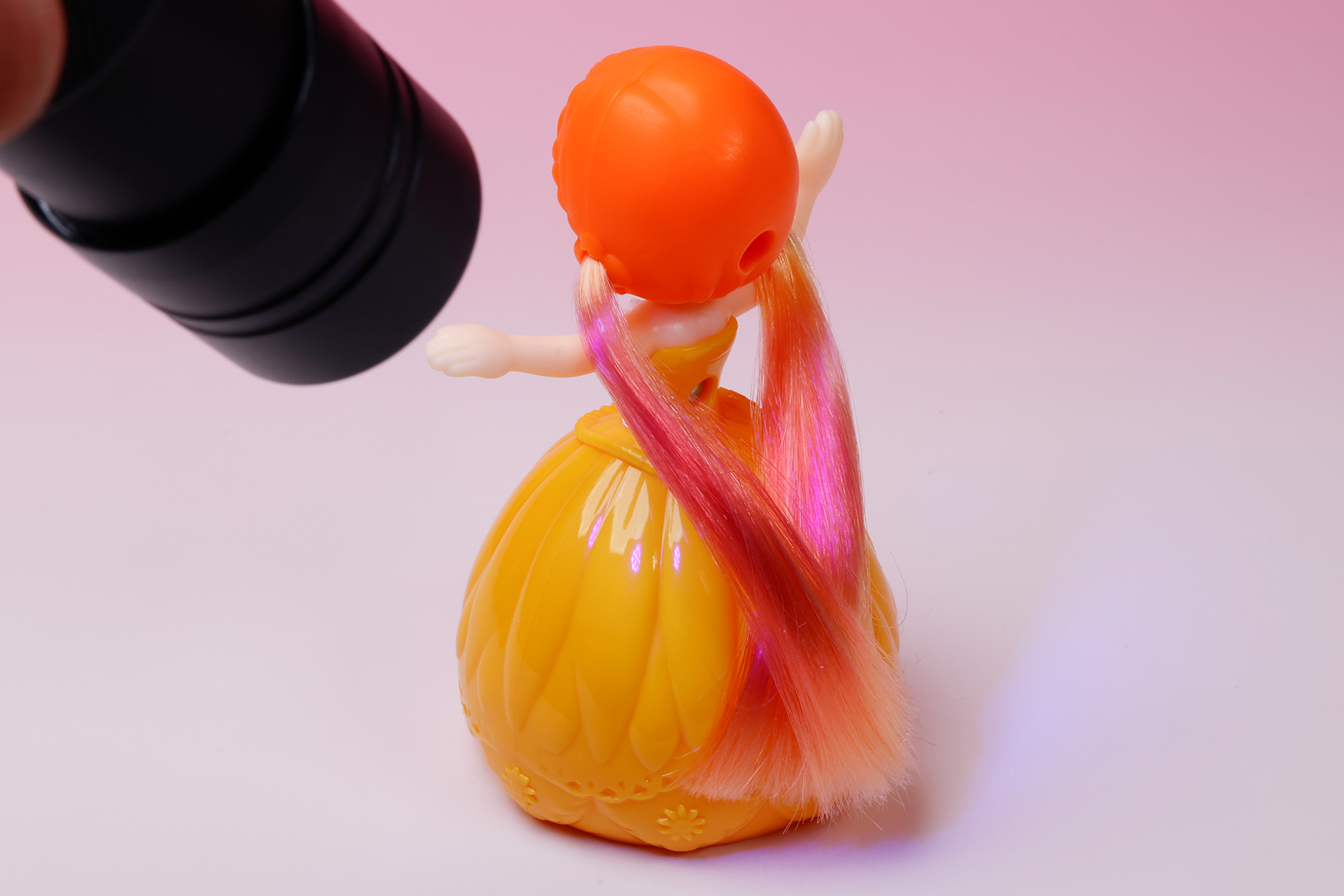 さっそくリカちゃんの髪に紫外線を当ててみることに