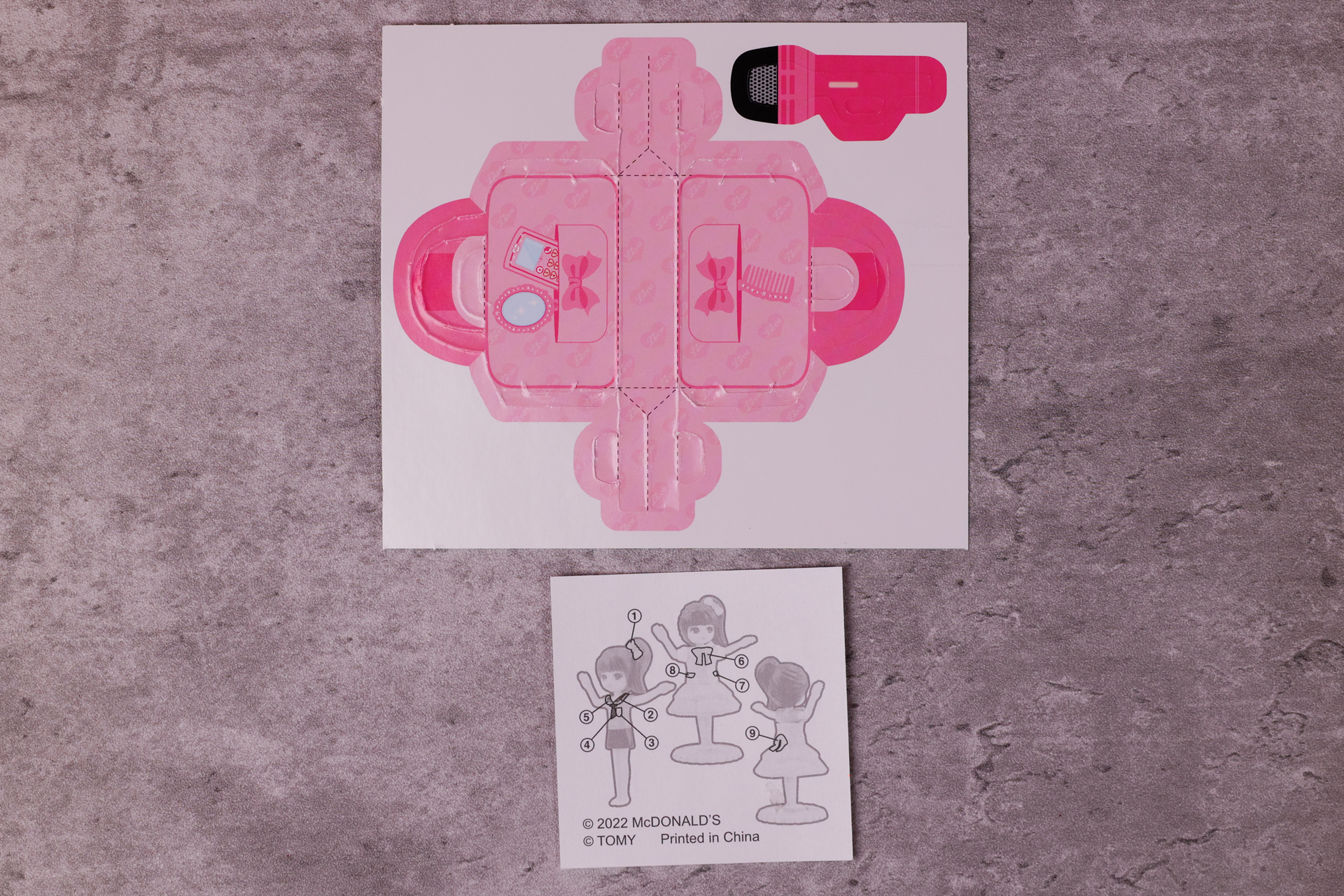 付属している紙パーツとシールの裏面はこんな感じだ