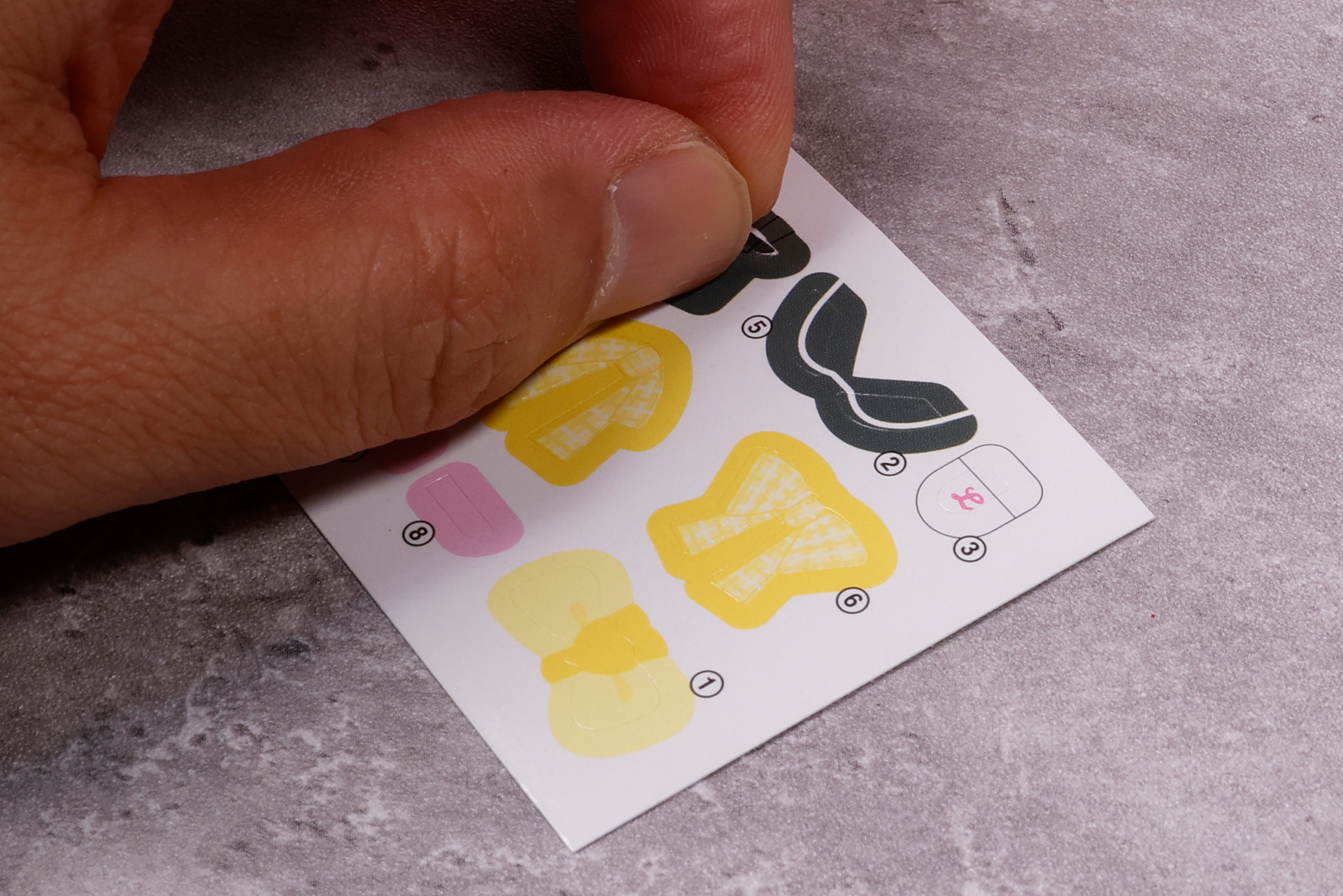 シールはリカちゃんに貼っていこう