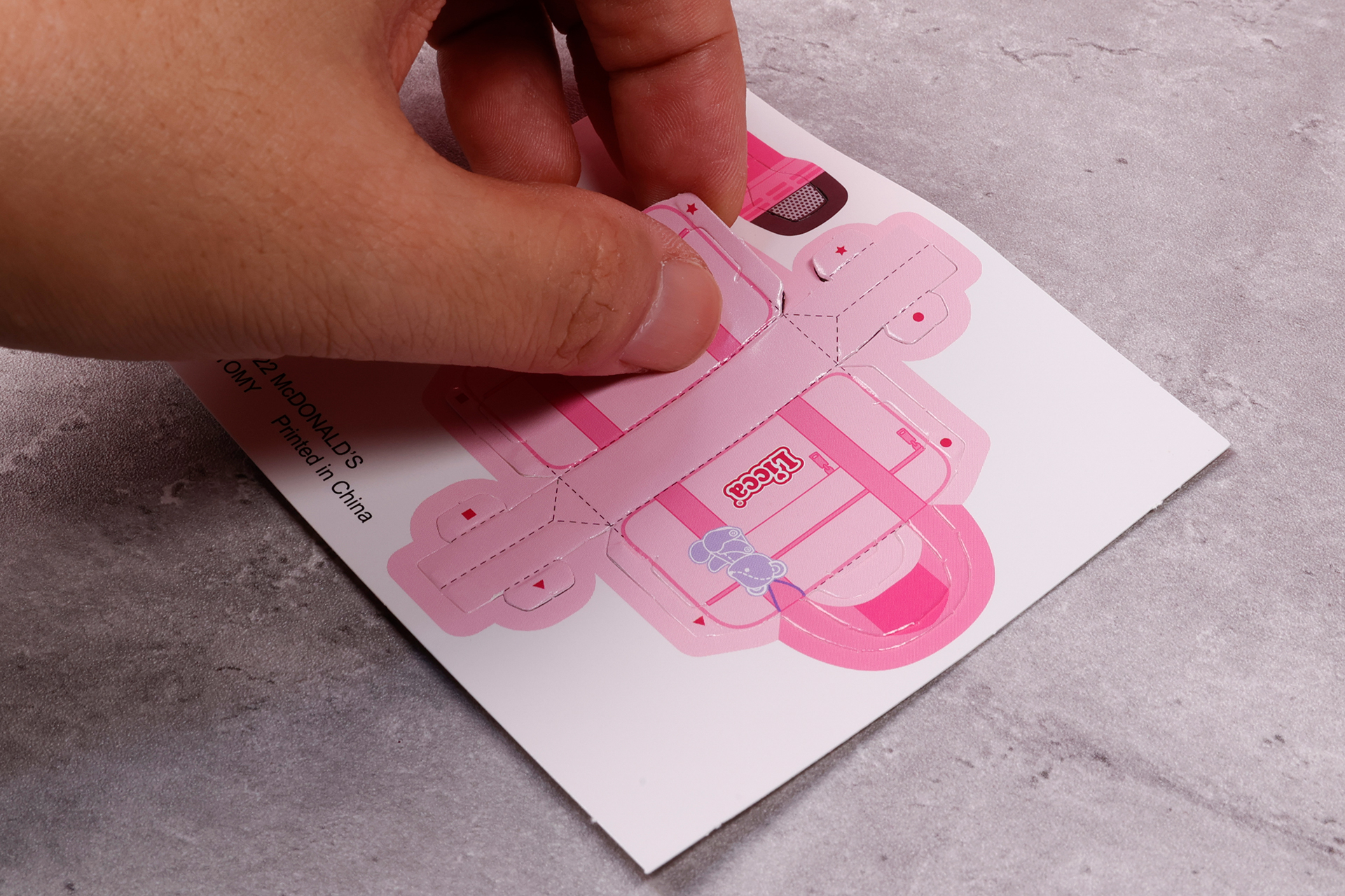 紙パーツは慎重に切り離して組み立てていく。場合によってはノリを使った方がいいだろう