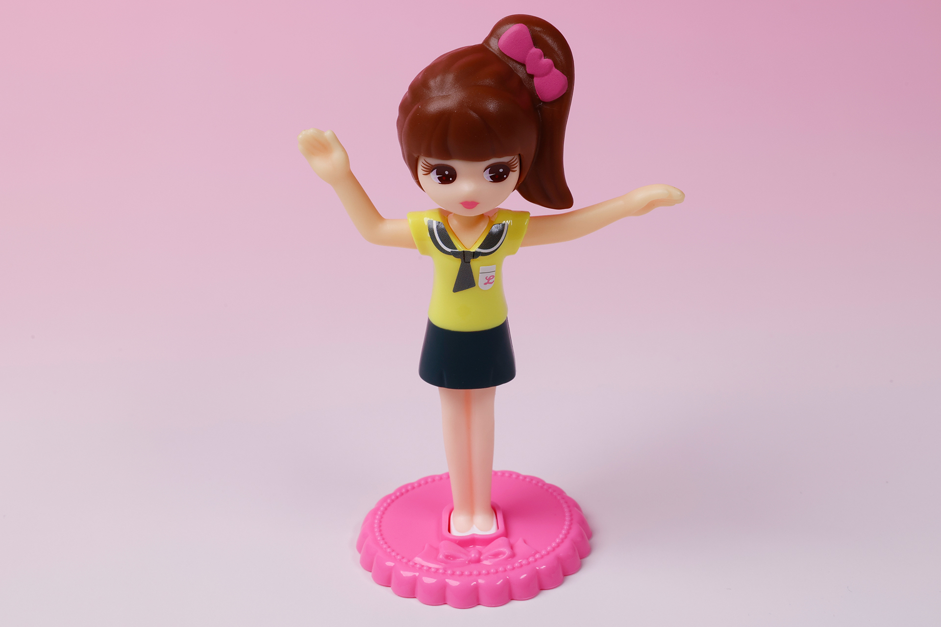 こちらがスクールユニフォーム姿のリカちゃんだ