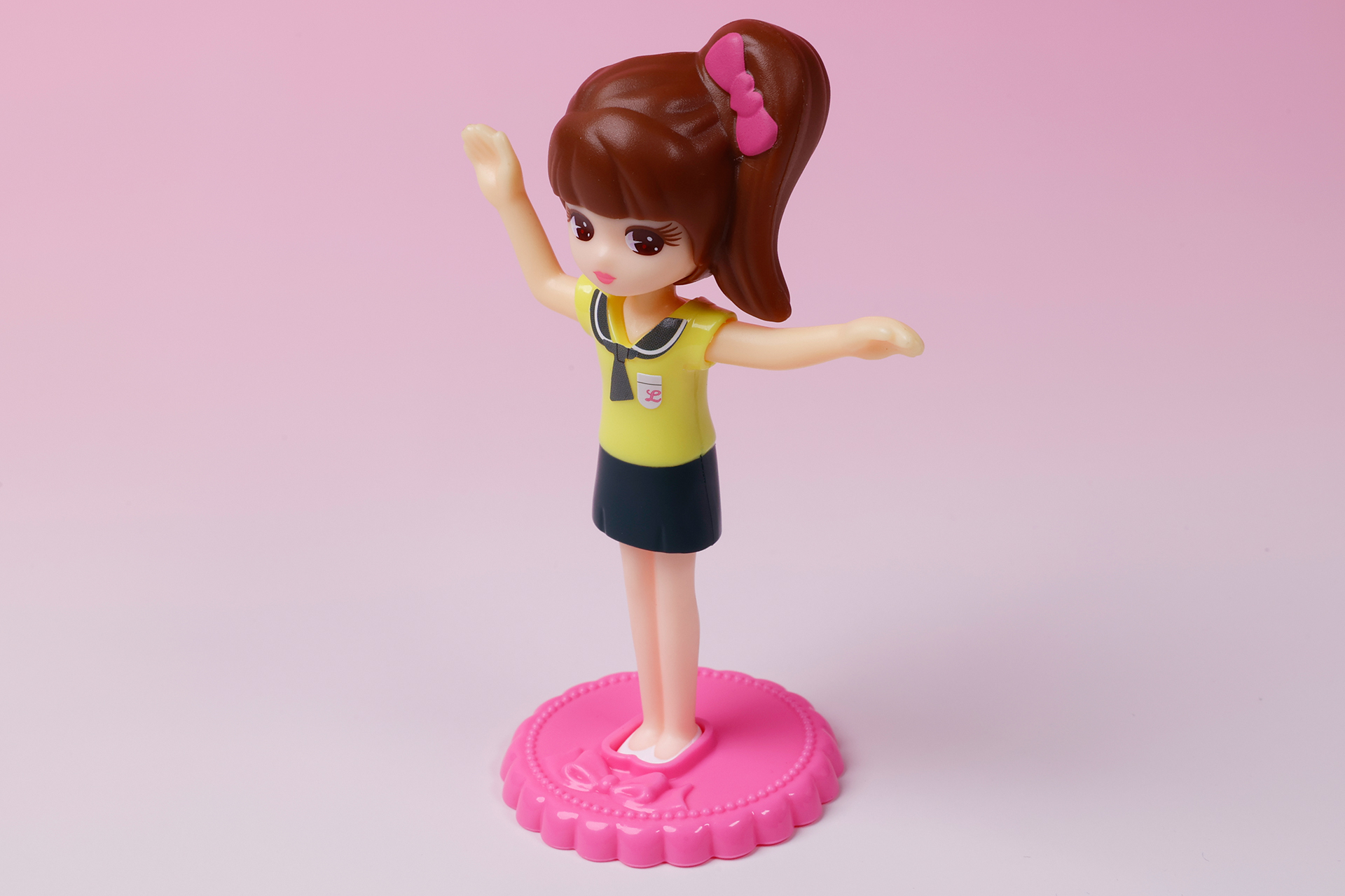 黄色いシャツにセーラー風の衣装といった感じか