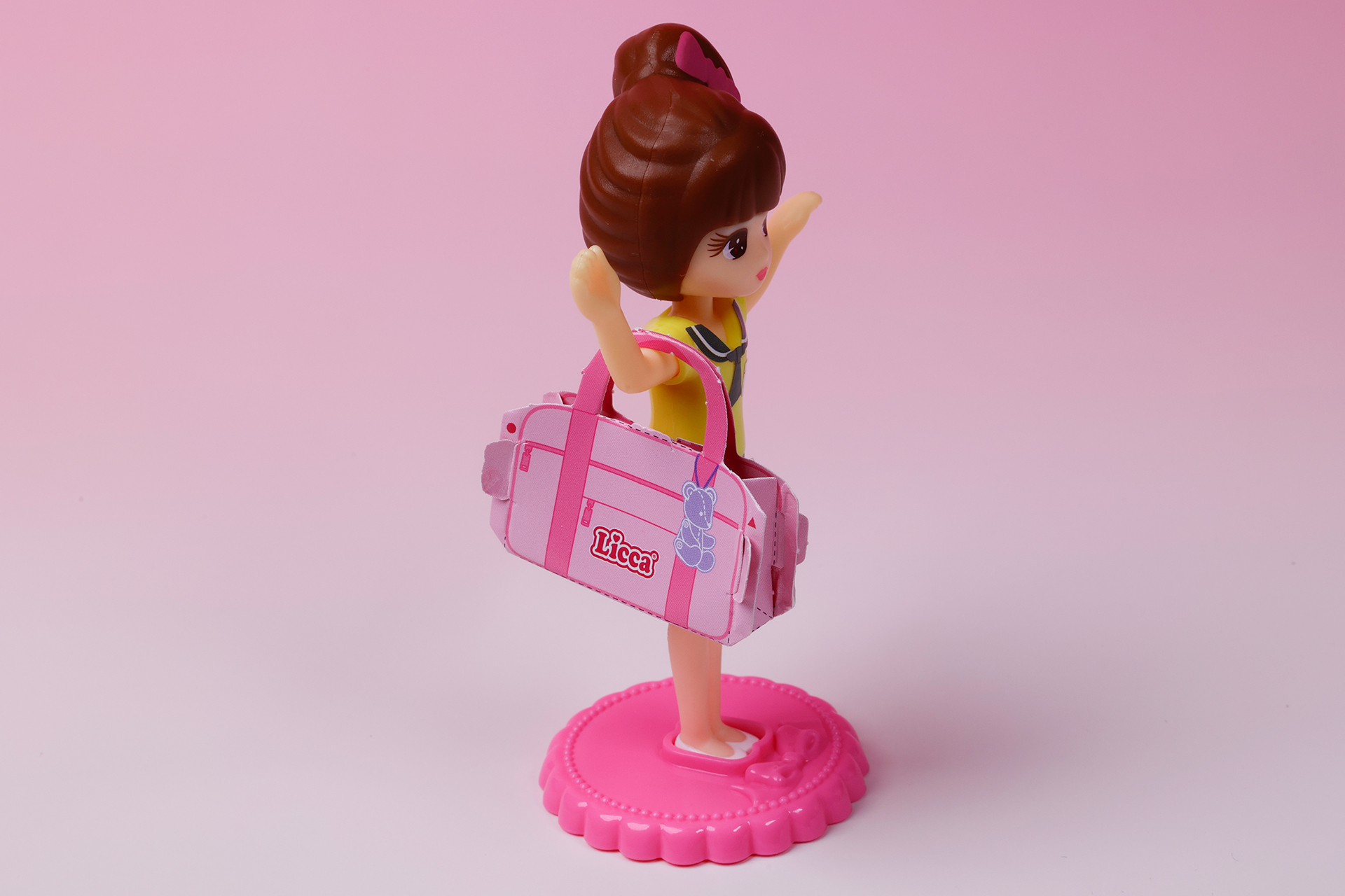 紙パーツの通勤バッグを持たせたところ