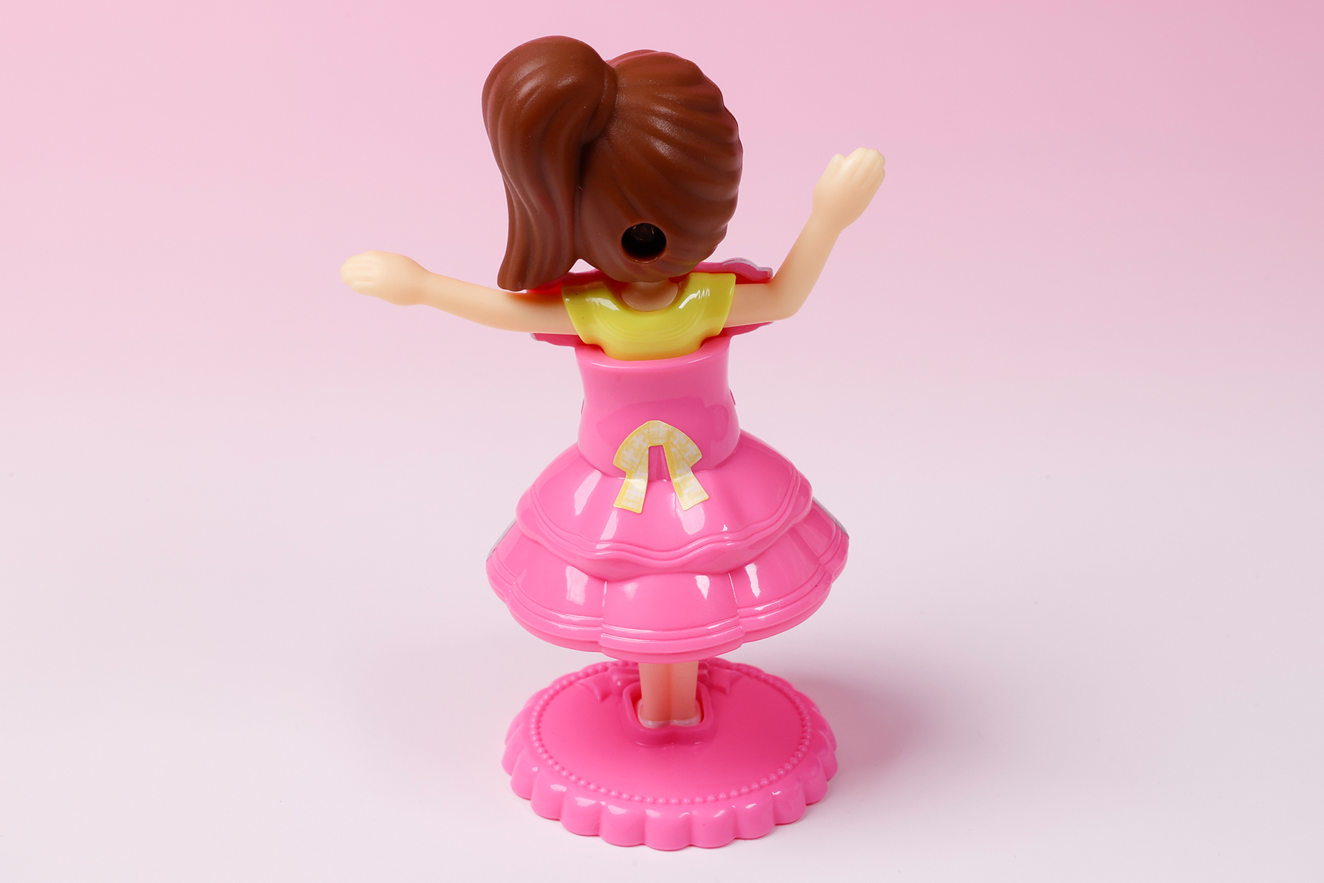 アイドル衣装の後ろ側には、シールで再現した黄色いリボンがあしらわれている