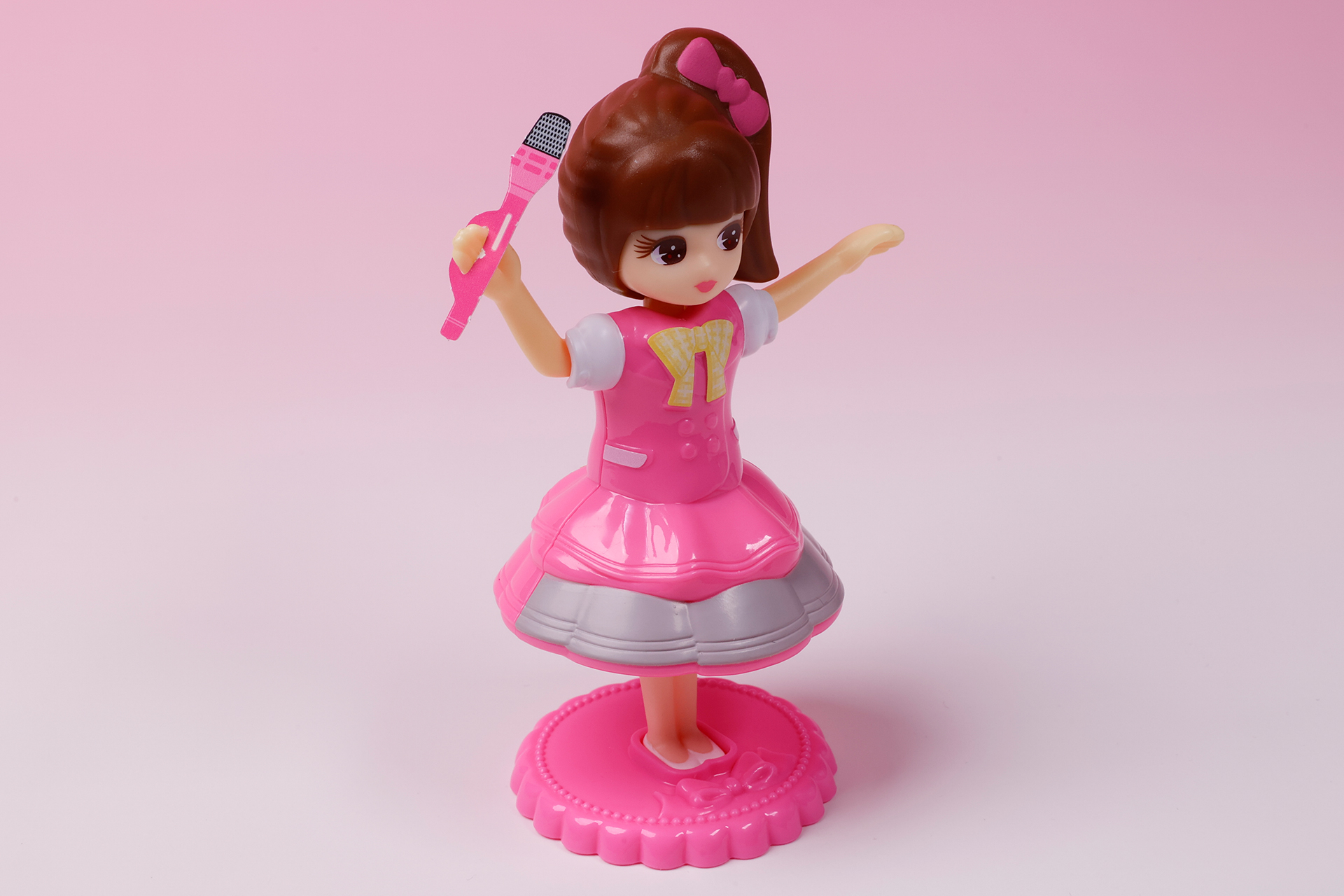 アイドル衣装に紙パーツのマイクを持たせたところ