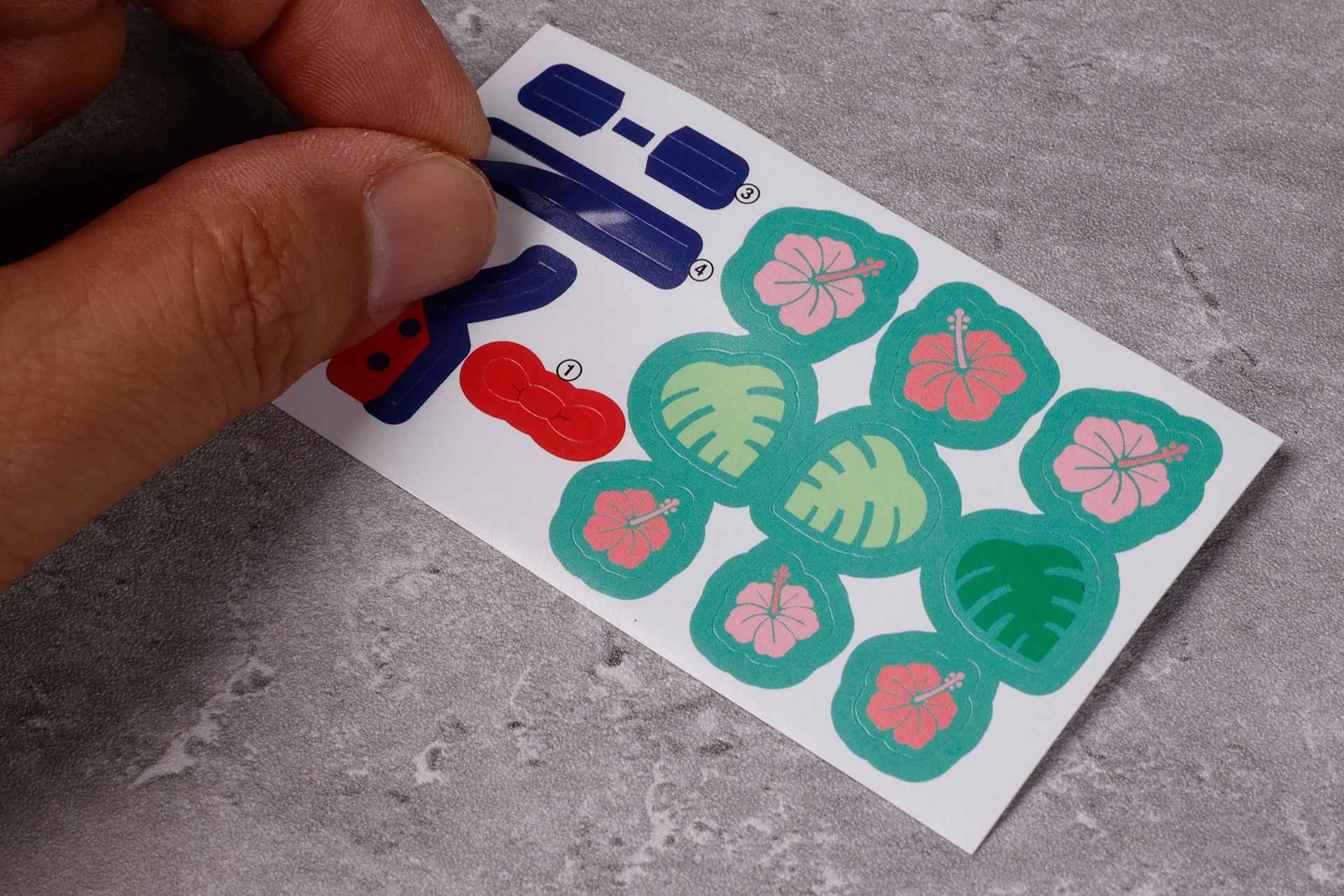 まずはリカちゃんに付属のシールを貼っていこう