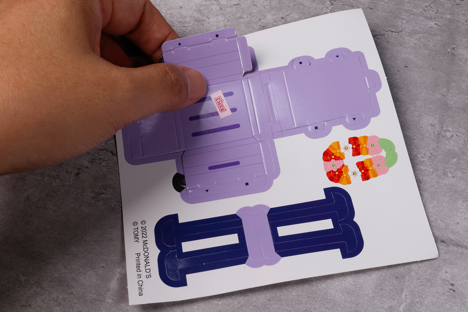 続いて、紙パーツを切り離してバッグを組み立てていく