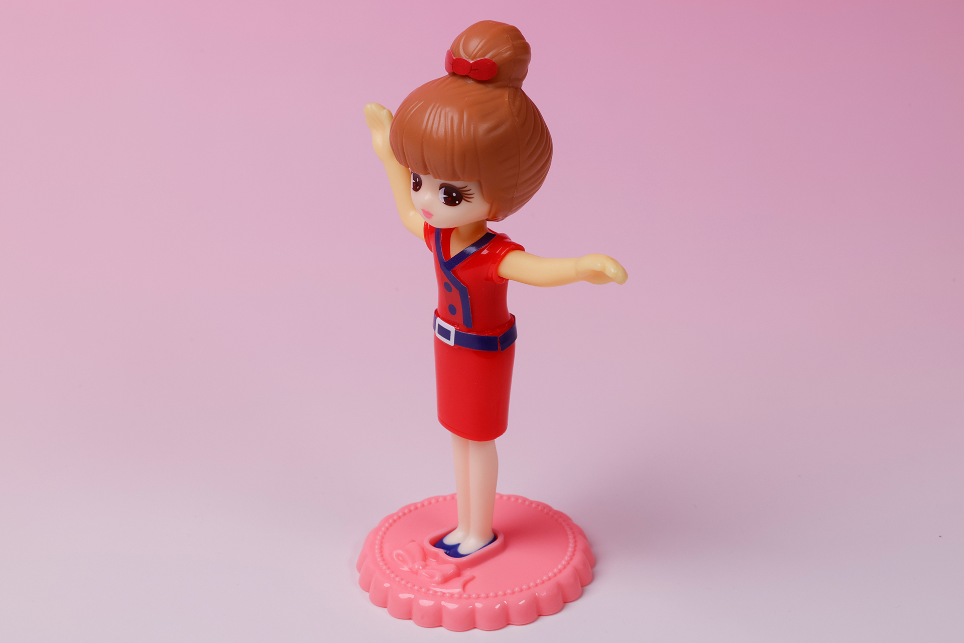 制服の青いラインはシールで再現している