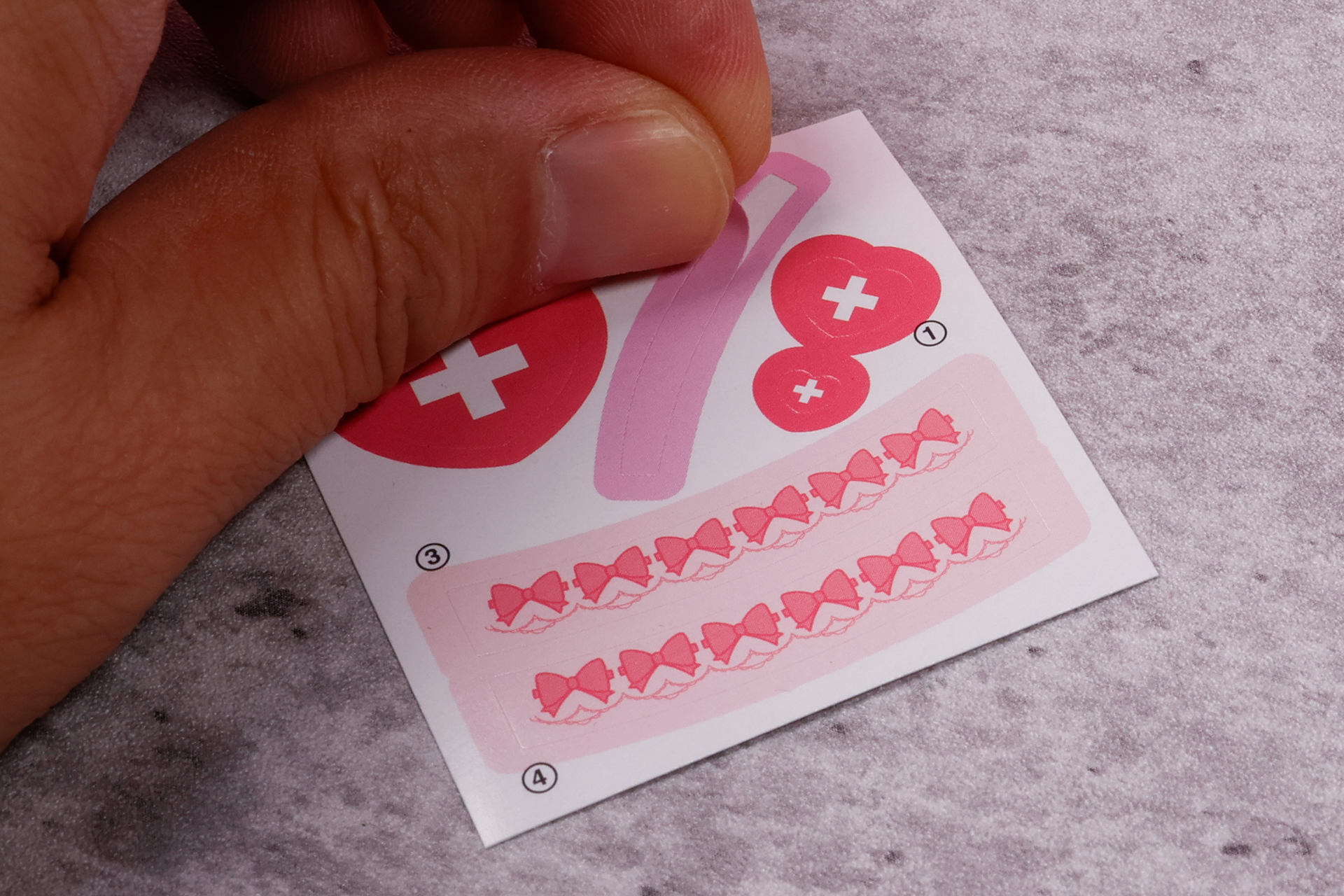 まずは付属しているシールを衣装に貼っていこう