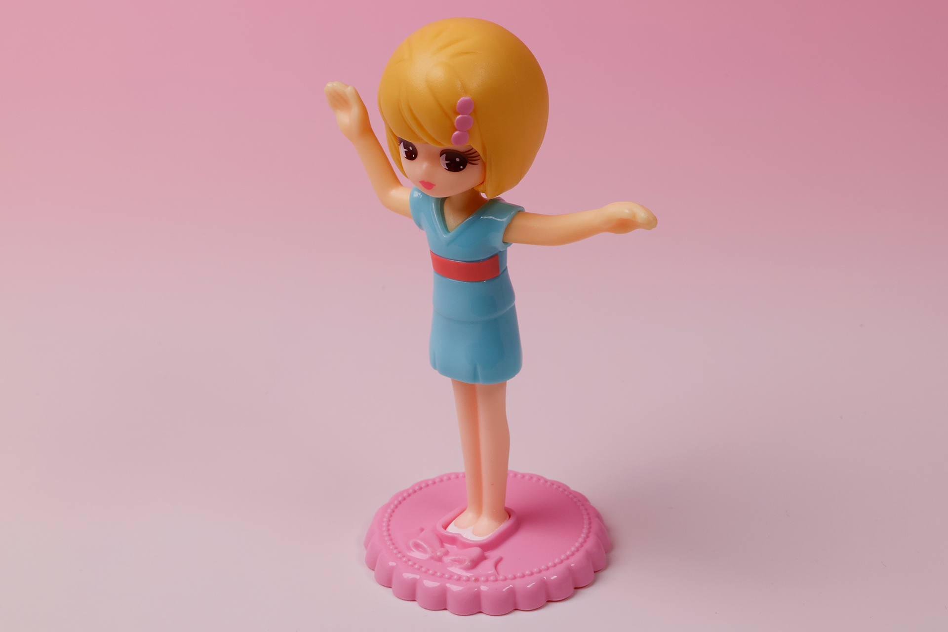 髪にはピンク色のアクセサリーを身に付けている