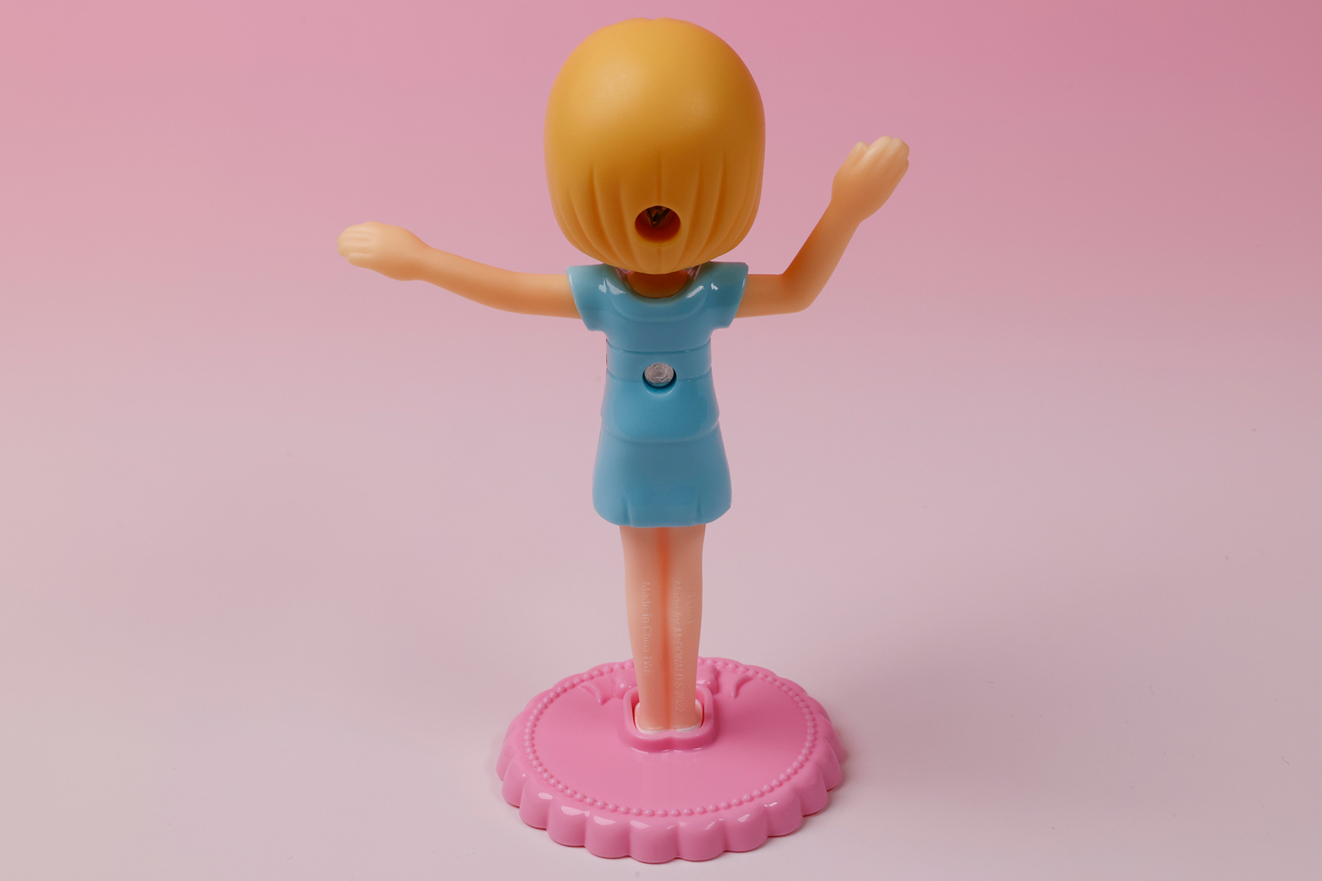 こちらがテニスプレーヤー姿のときの後ろ姿だ