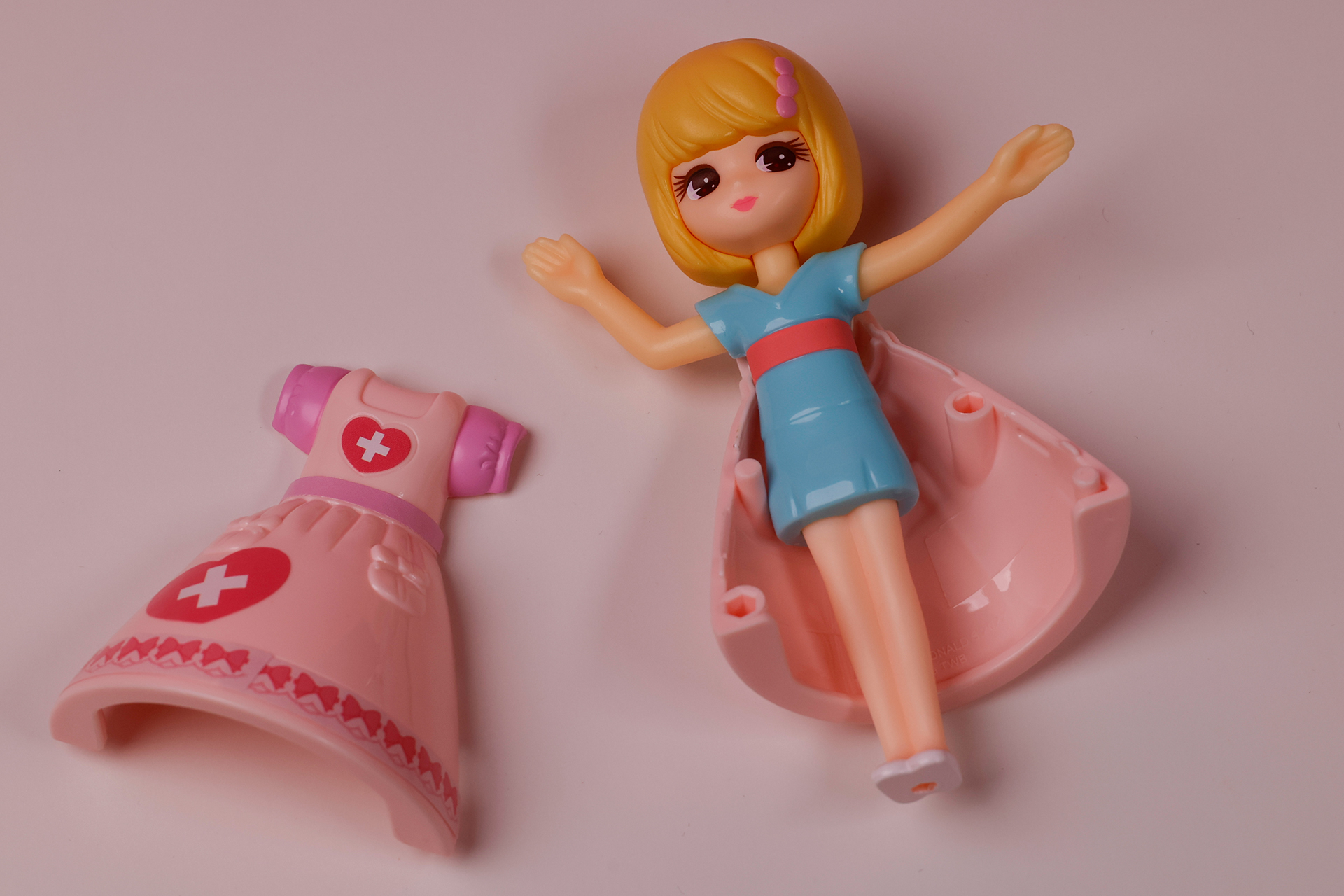 付属している衣装ははめ込み式になっている