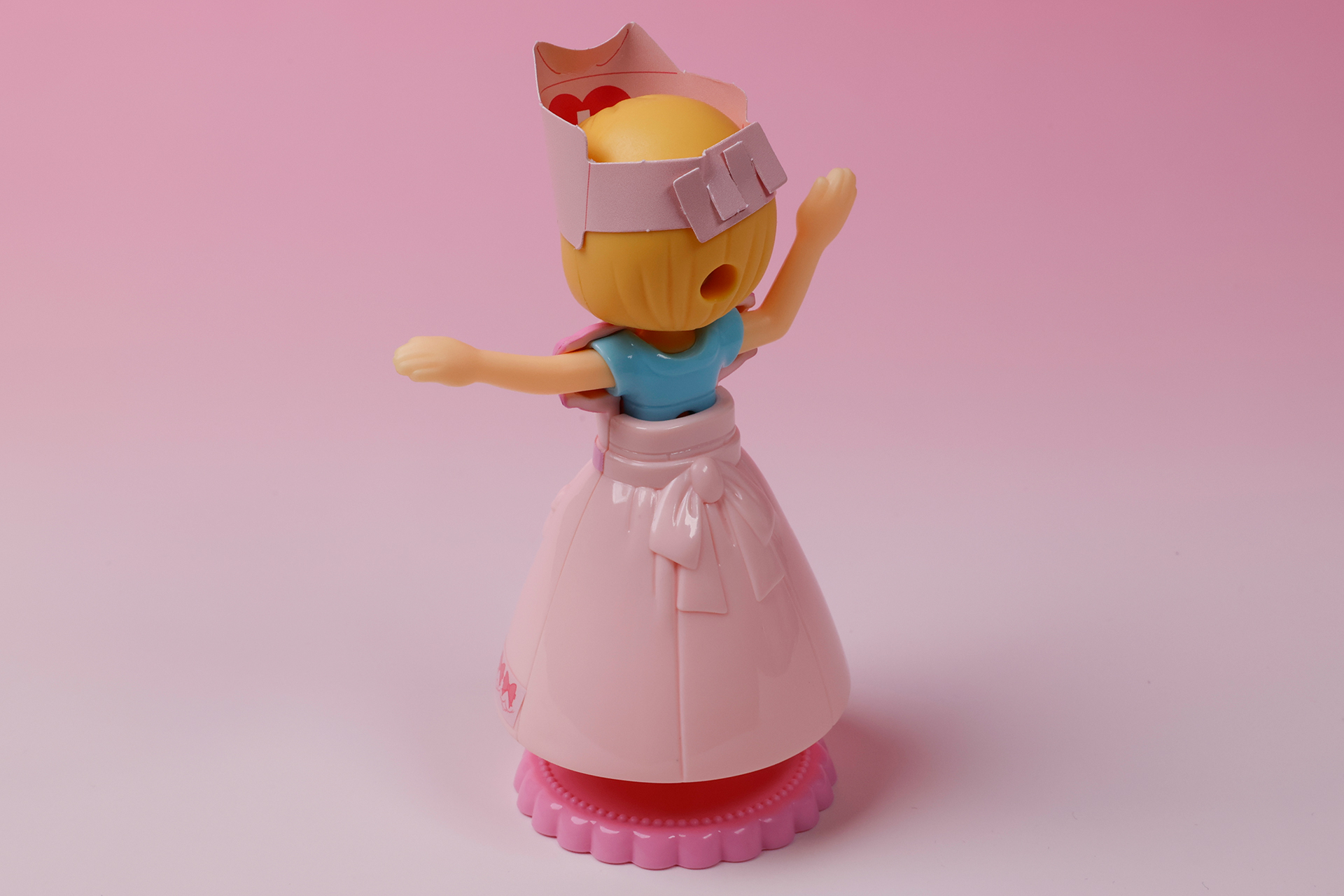 髪パーツの帽子は、角度などを調整しながら被せてあげよう