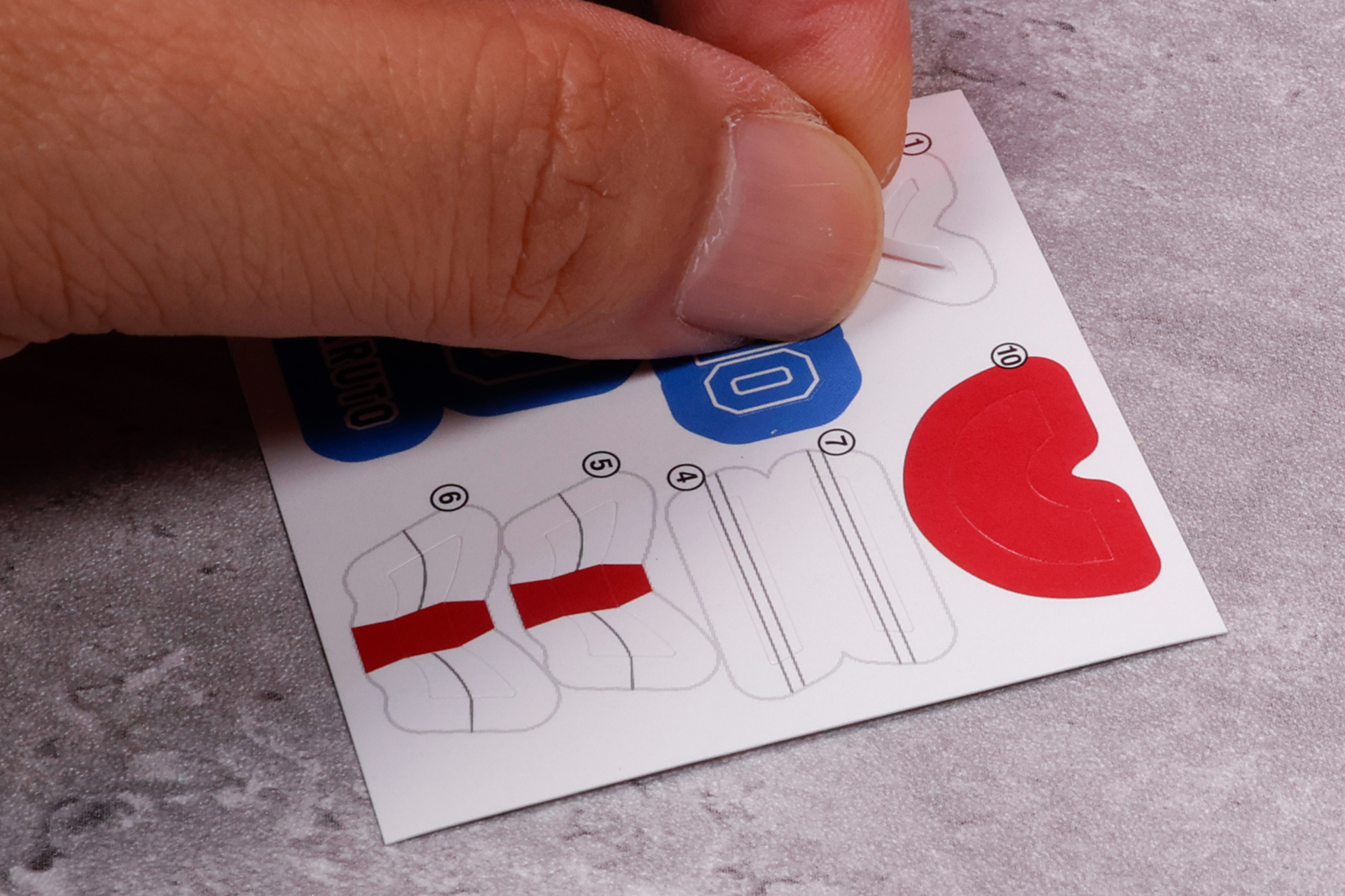 付属のシールをはるとくんに貼っていこう