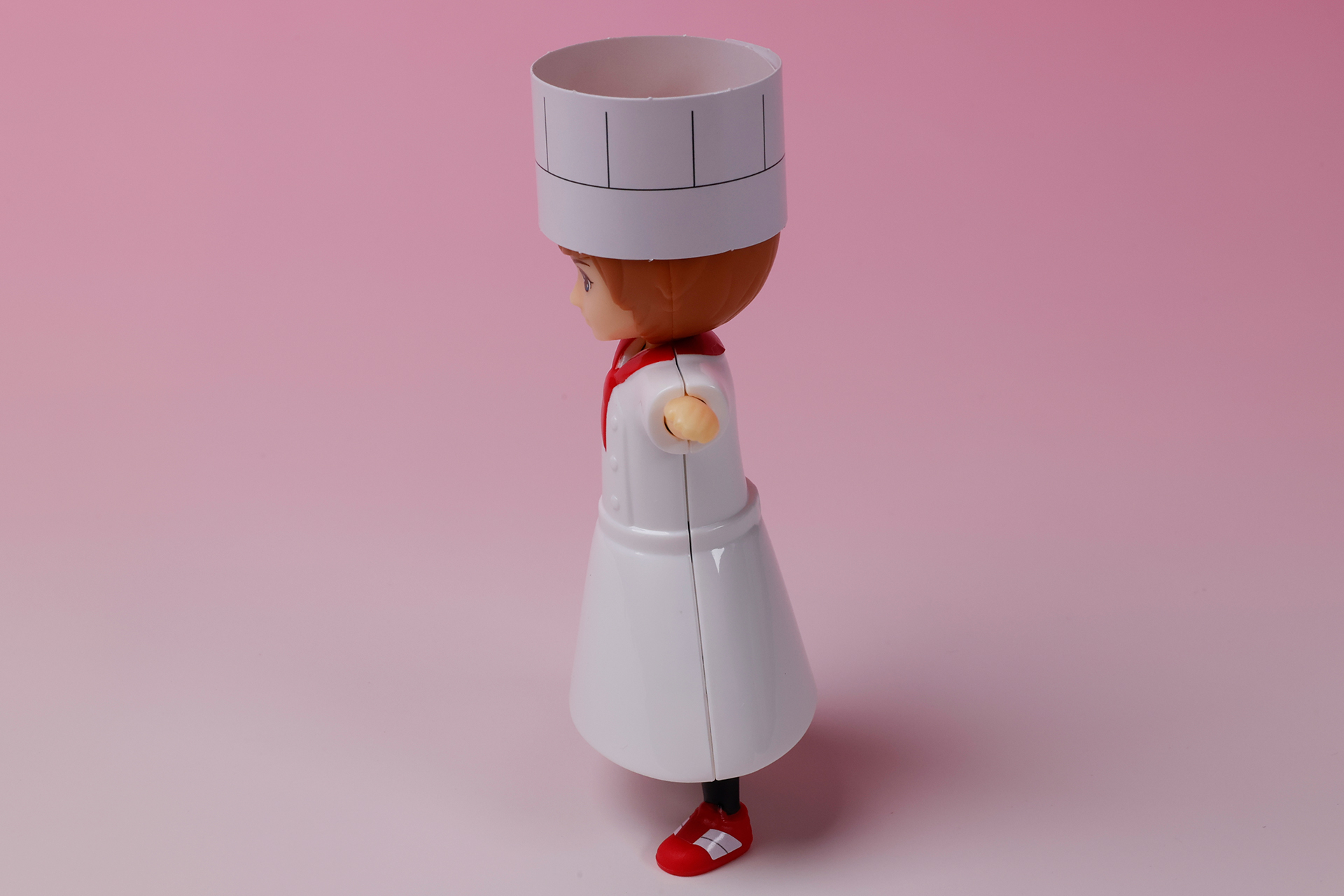 頭には、紙パーツで作った大きなコック帽を被せてあげよう