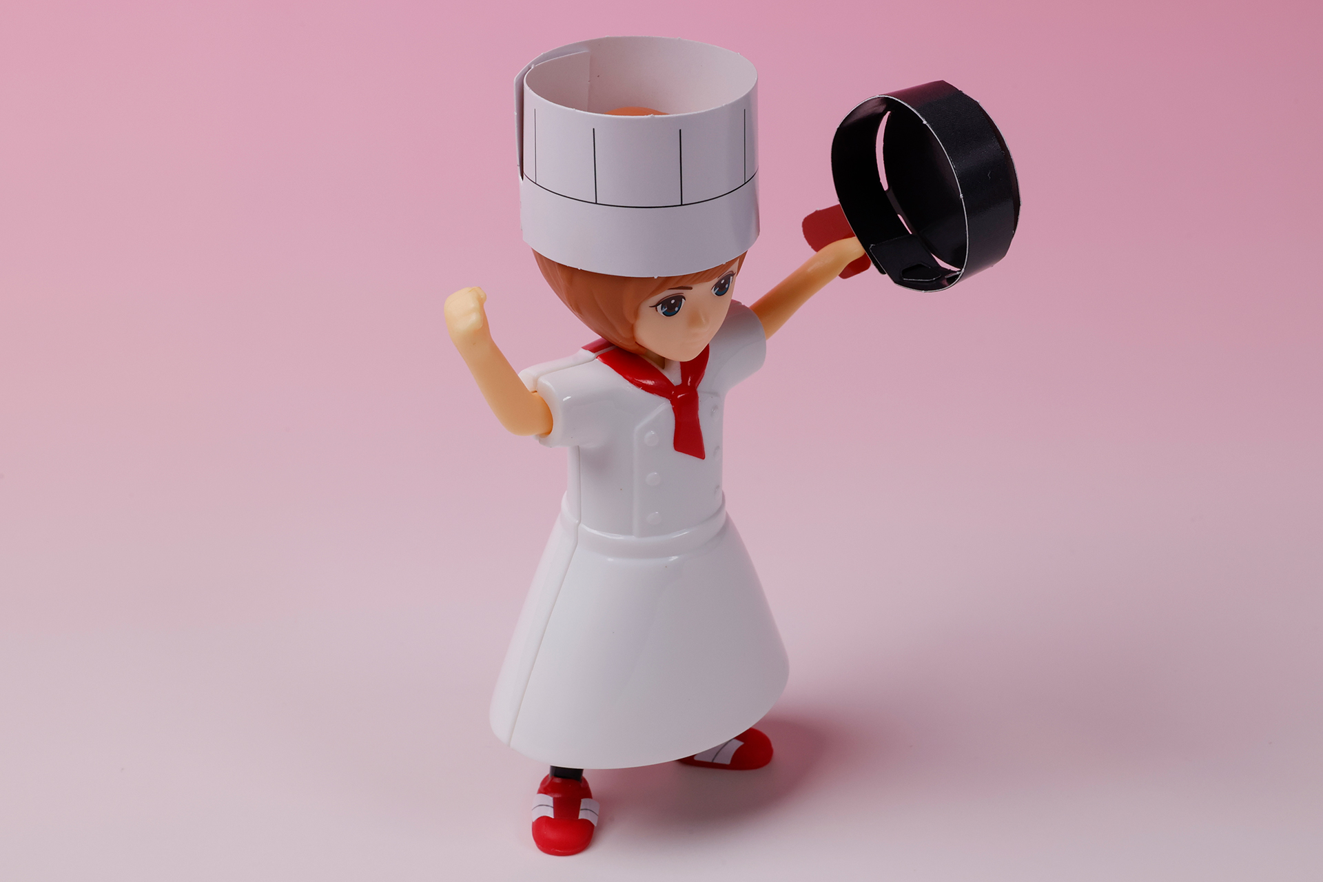 こちらは紙パーツで作ったフライパンを持たせたところ