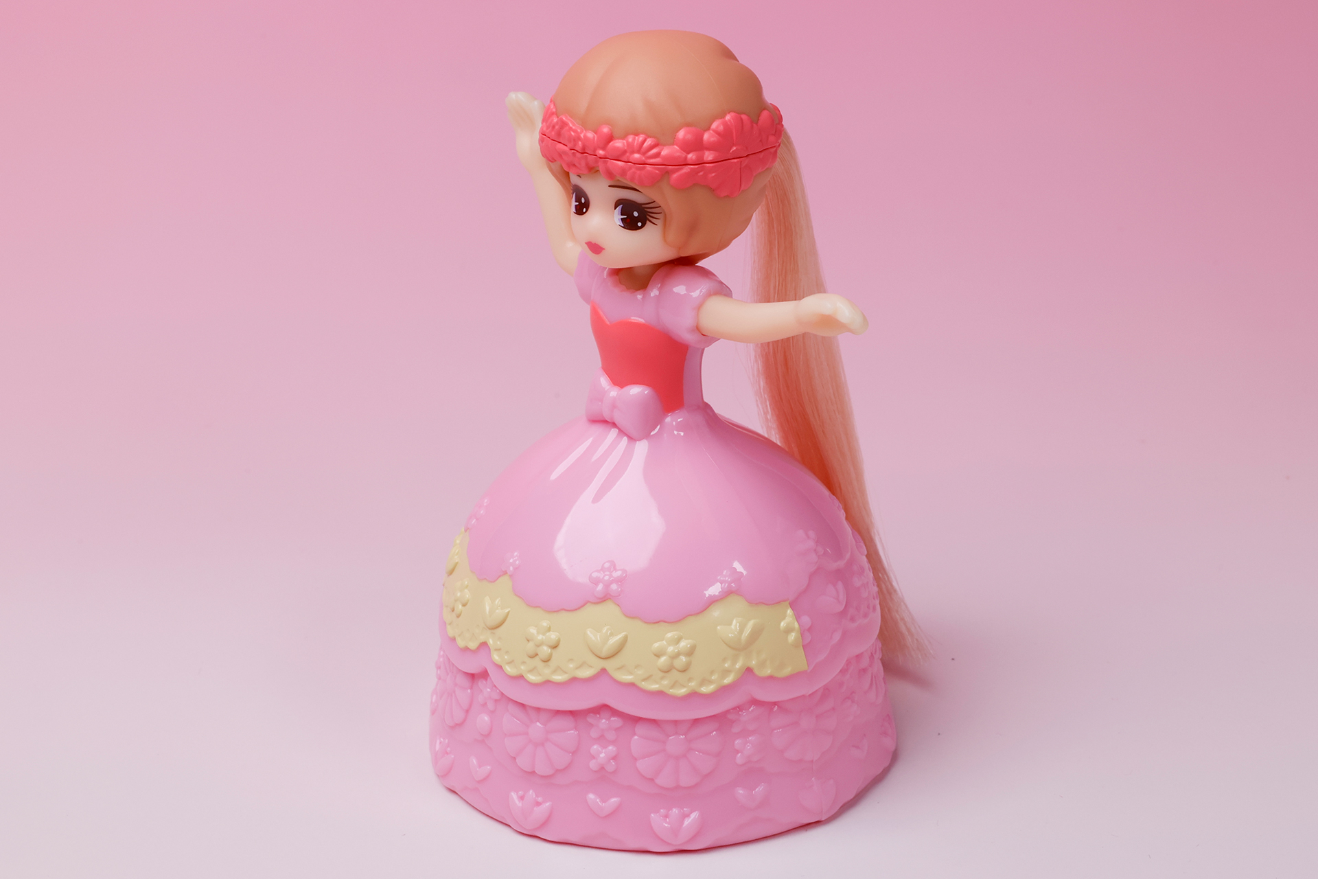 プリンセスリカちゃんということで、ピンク色の足元が大きく広がったスタイルだ