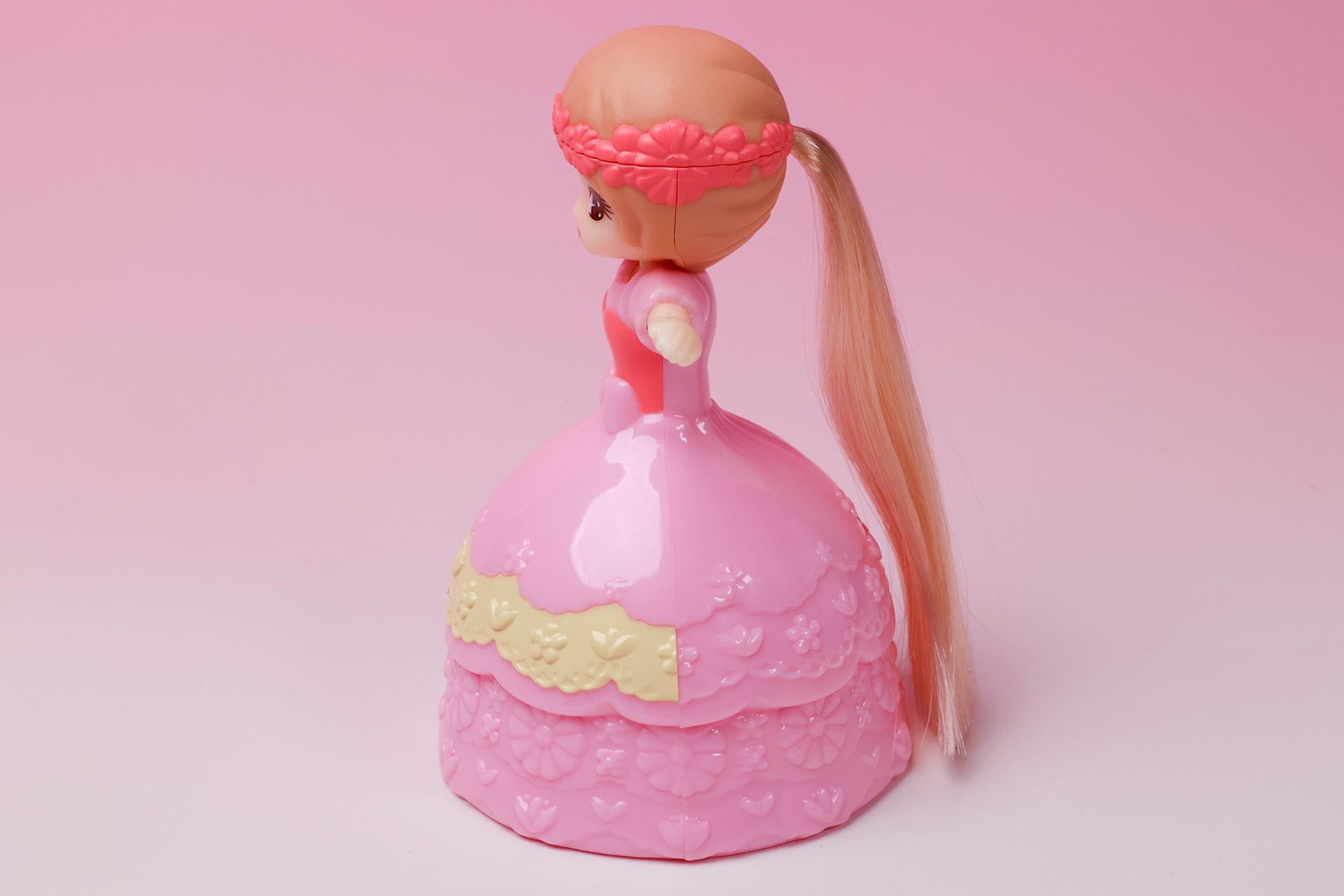 頭にはピンク色の髪飾りを付けている