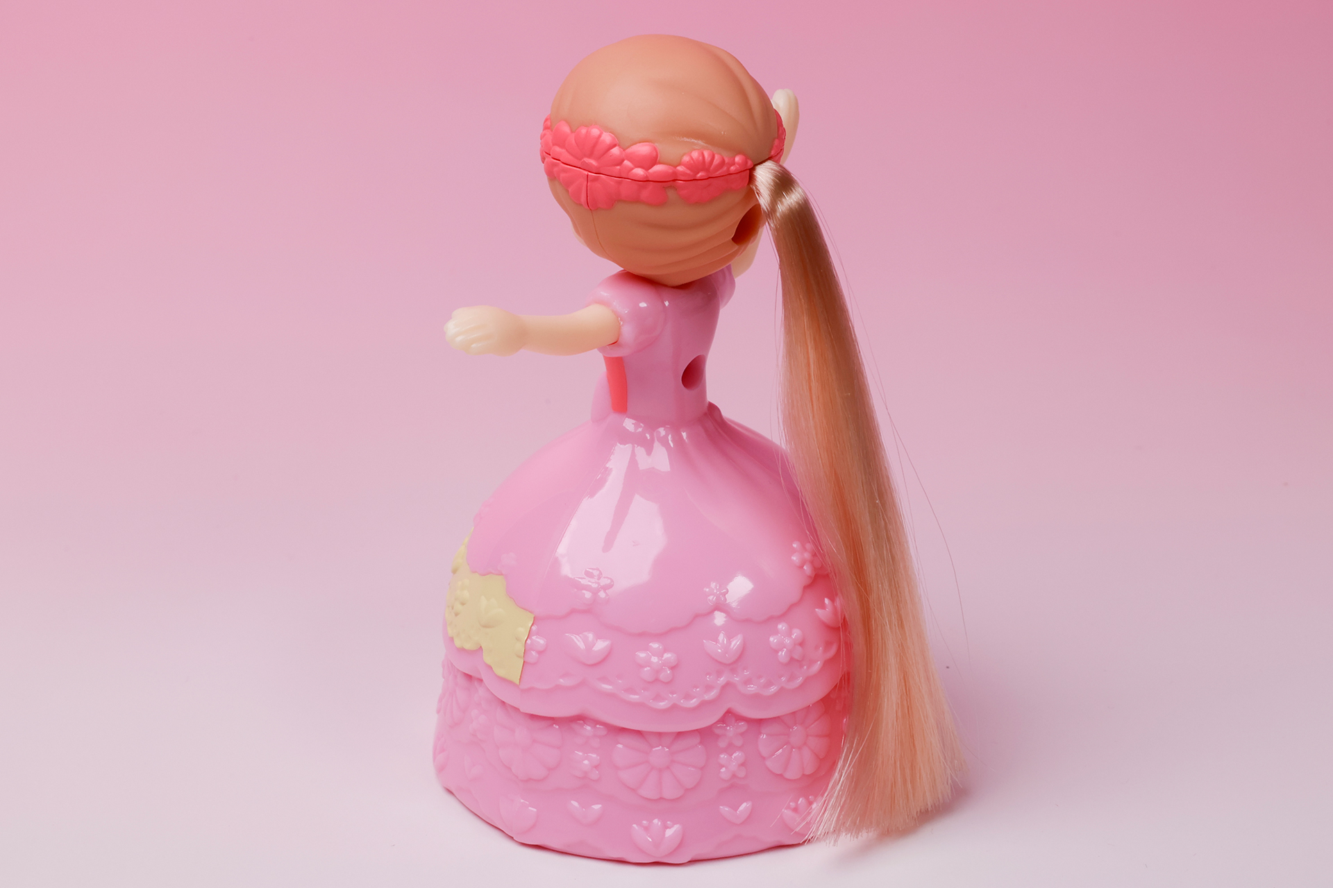 普段はブロンド色の美しい長い髪だ