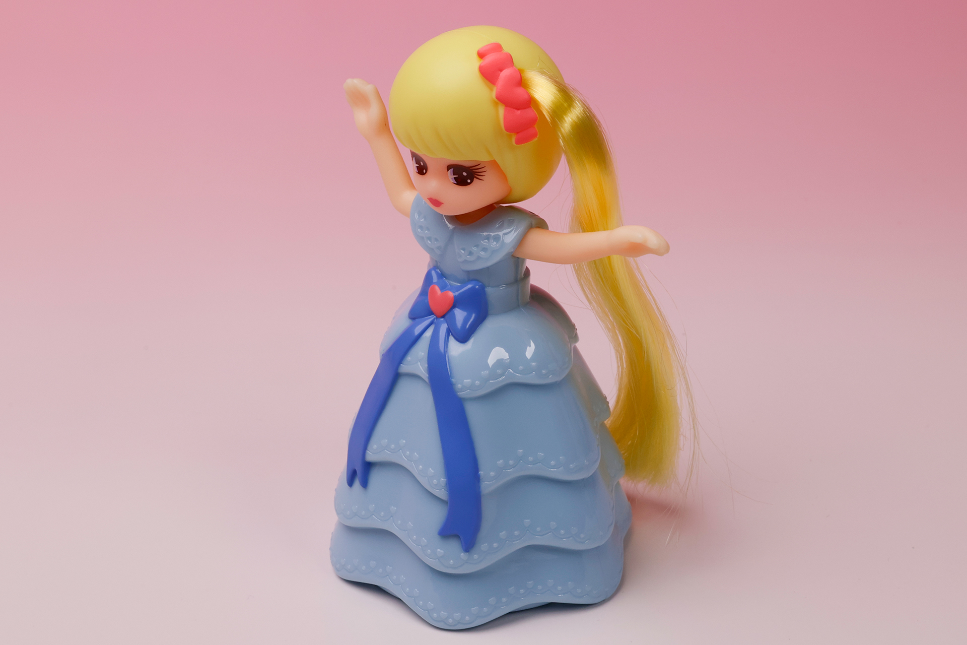 青いドレスに金髪がよく似合う