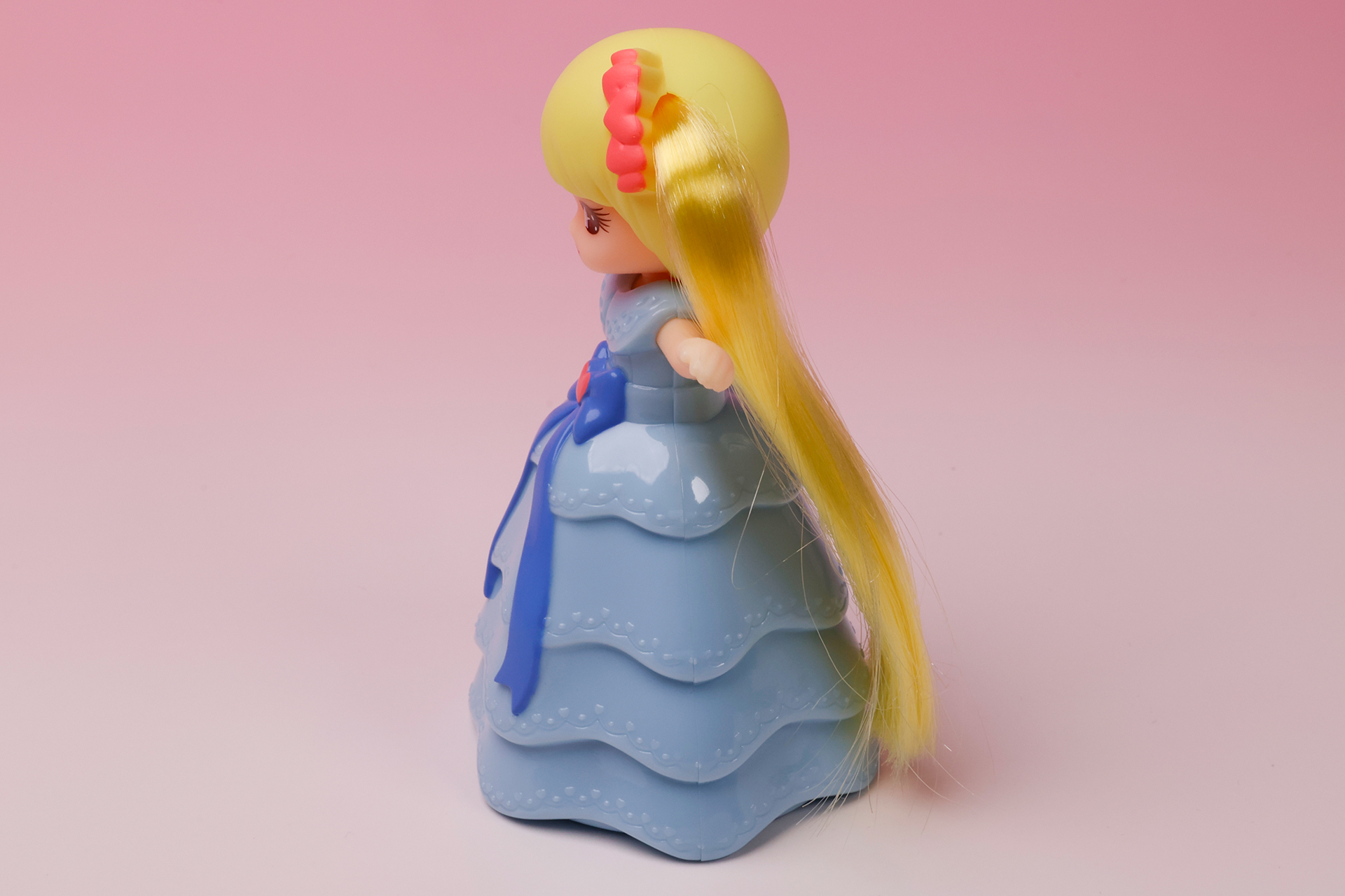 髪にはアクセントとしてピンク色のアクセサリーが付けられている