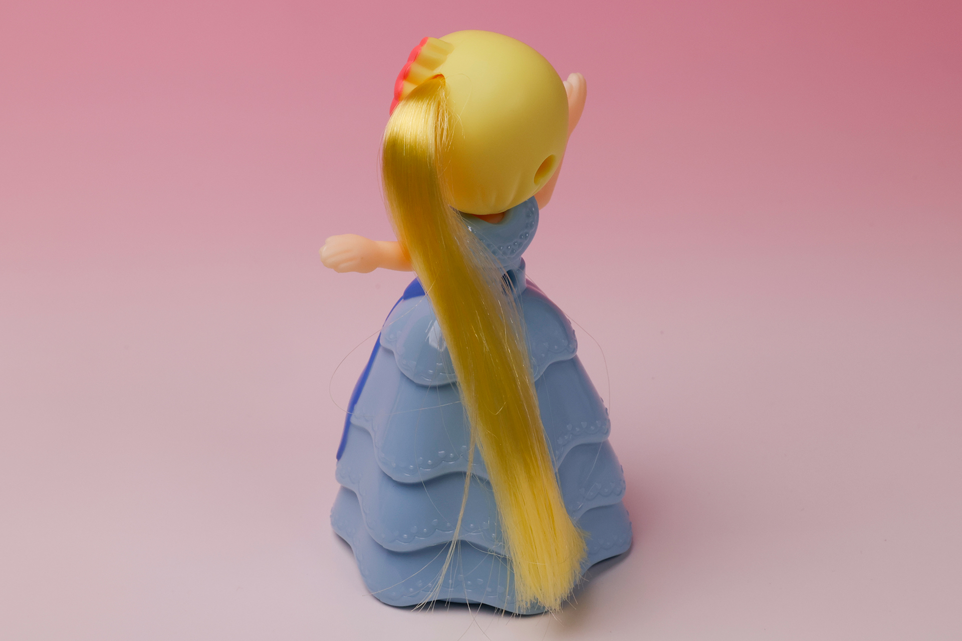 髪型はサイドテールで、片側にまとめられている