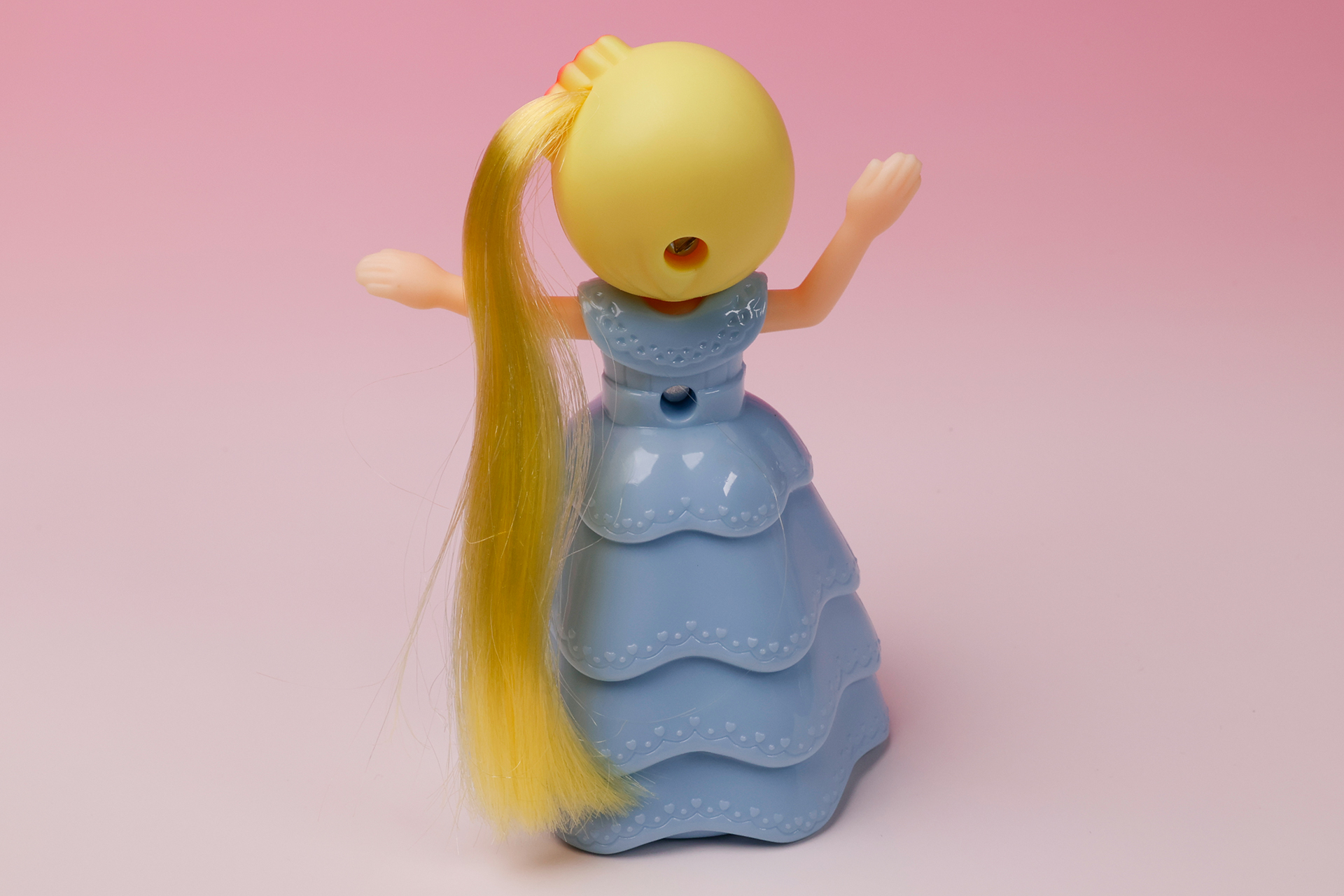 よく見ると衣装もなかなか凝った形状になっている