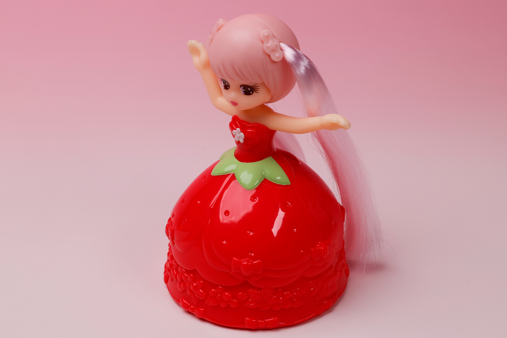 まさにストロベリーといった雰囲気の衣装だ