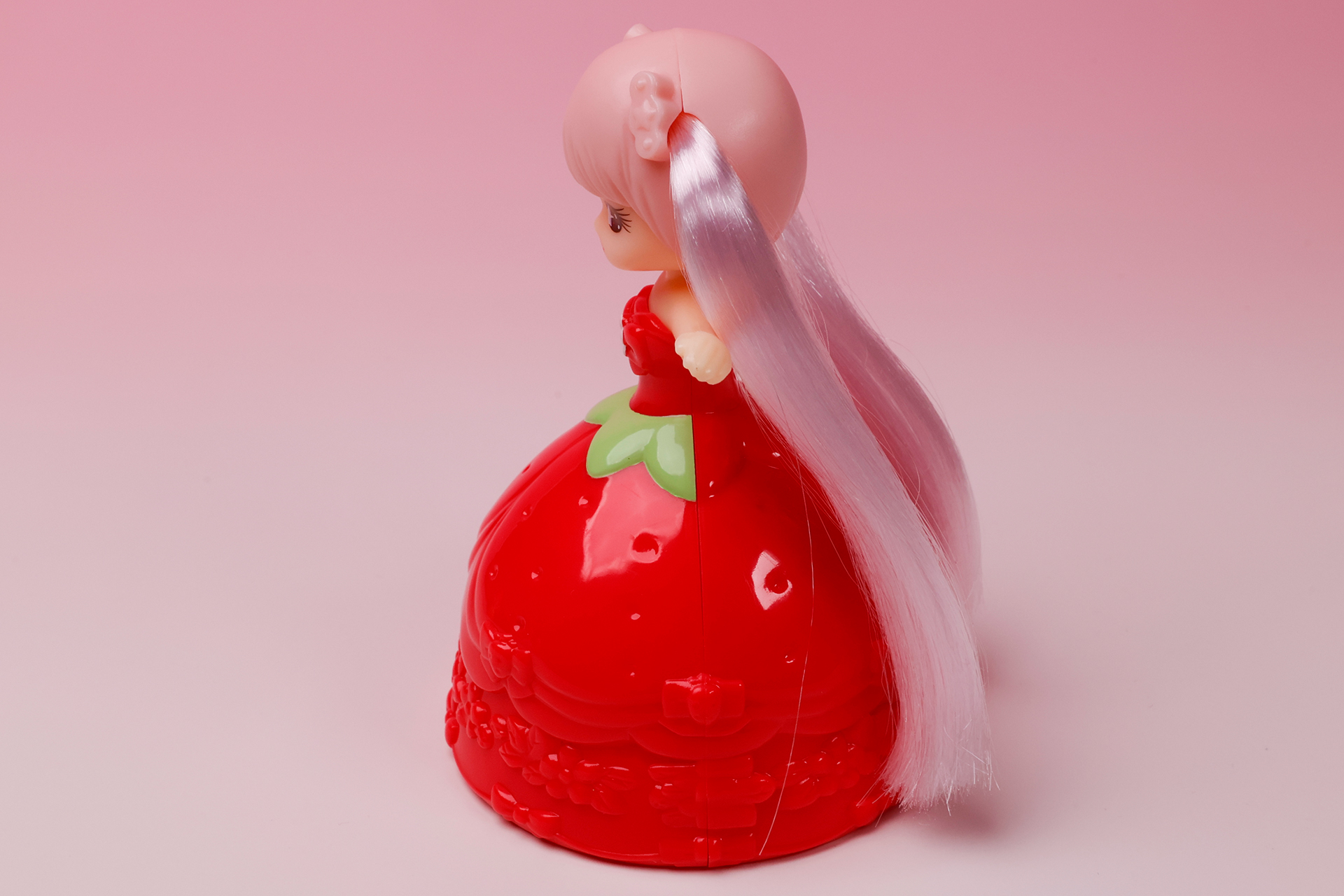 色だけではなく、細かい形状もイチゴを模している