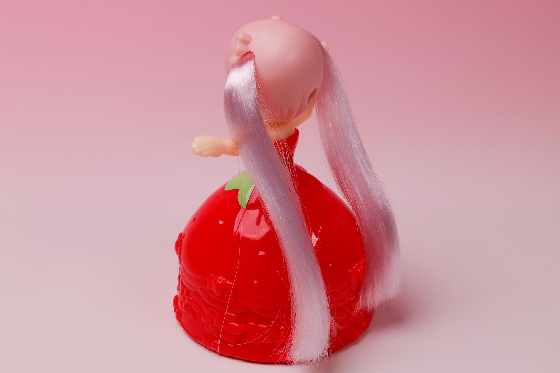 髪型はピンク色のツインテールだ