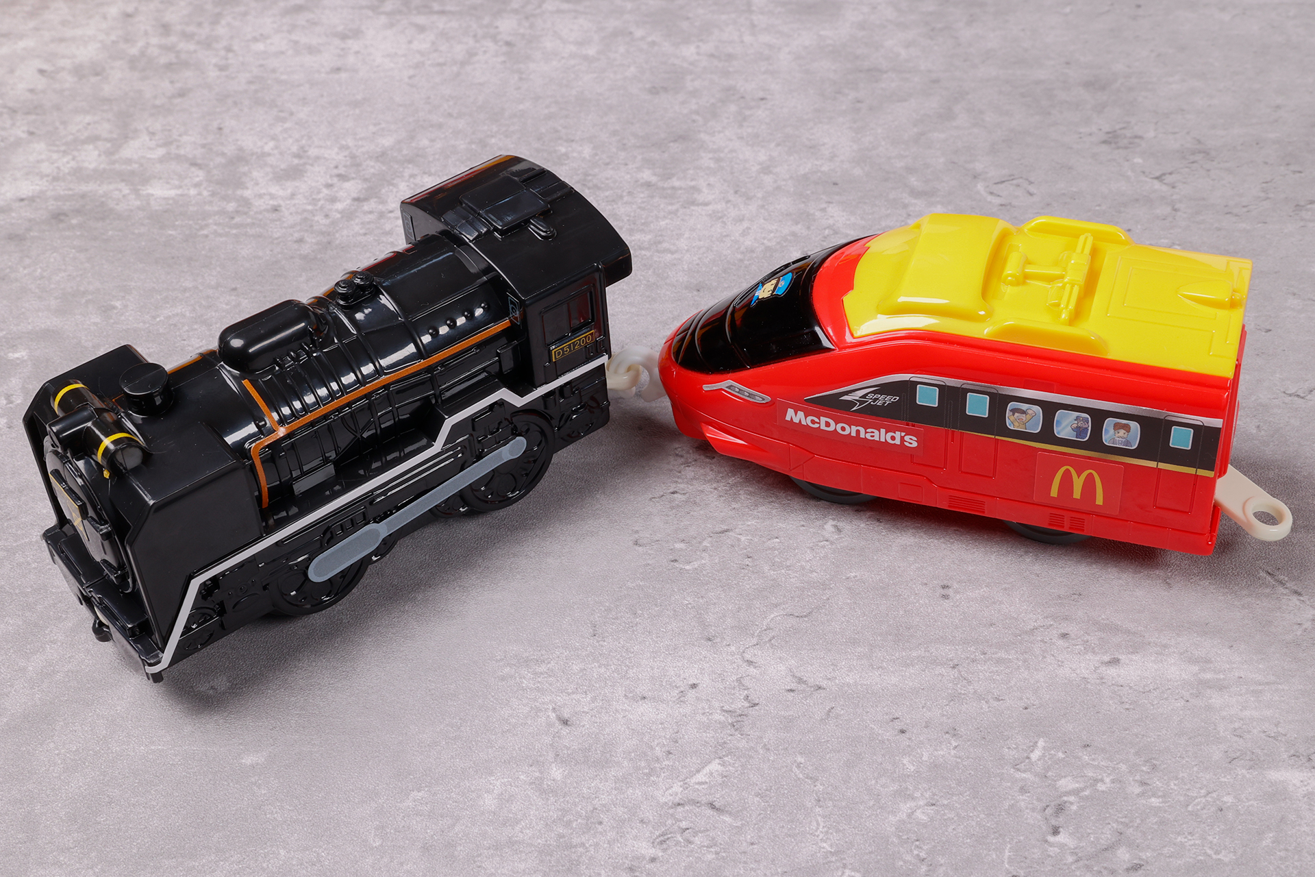 それぞれの車両を連結させるためのギミックも、しっかりと再現されている