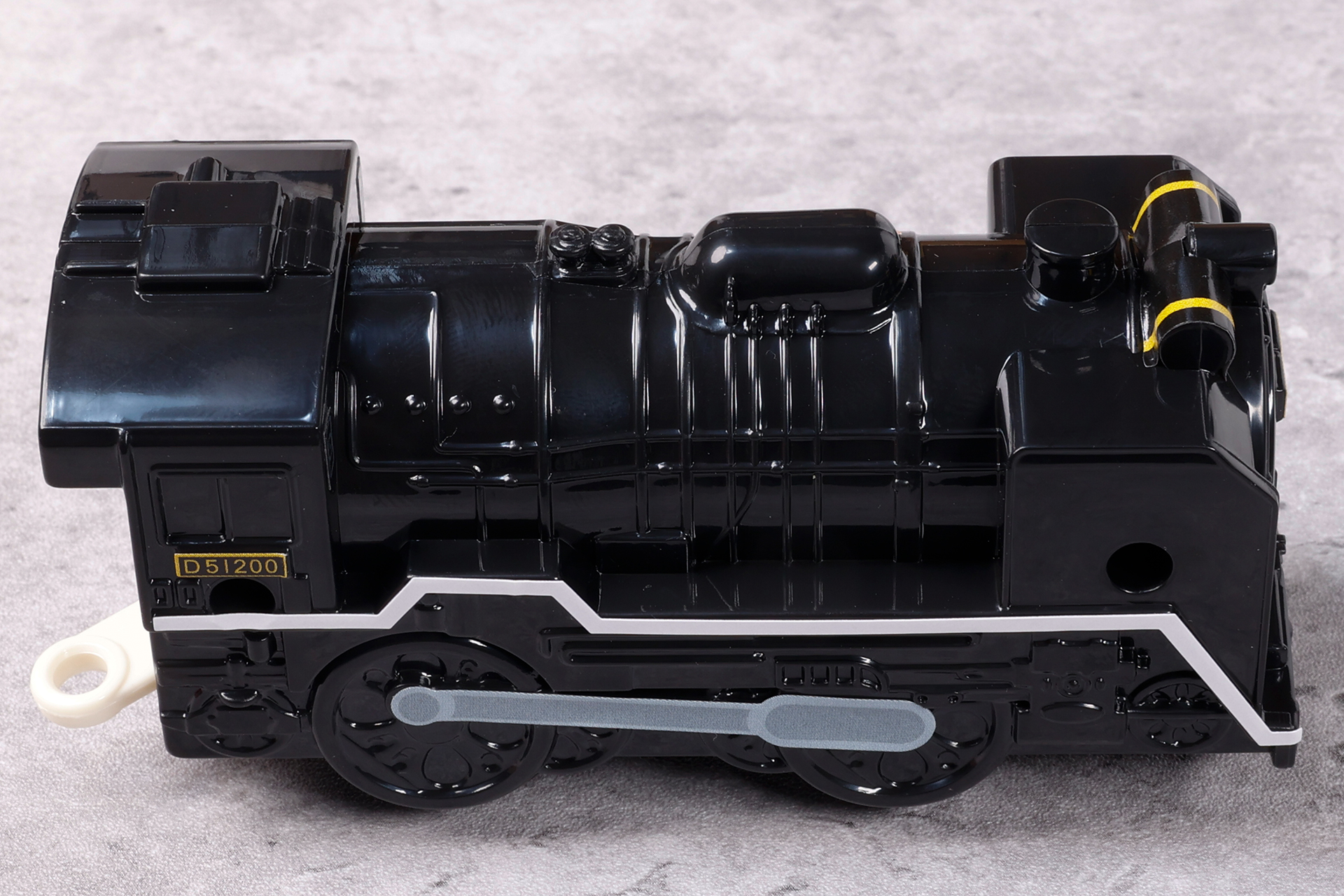 このD51 200号機蒸気機関車も左右非対称のデザインになっている