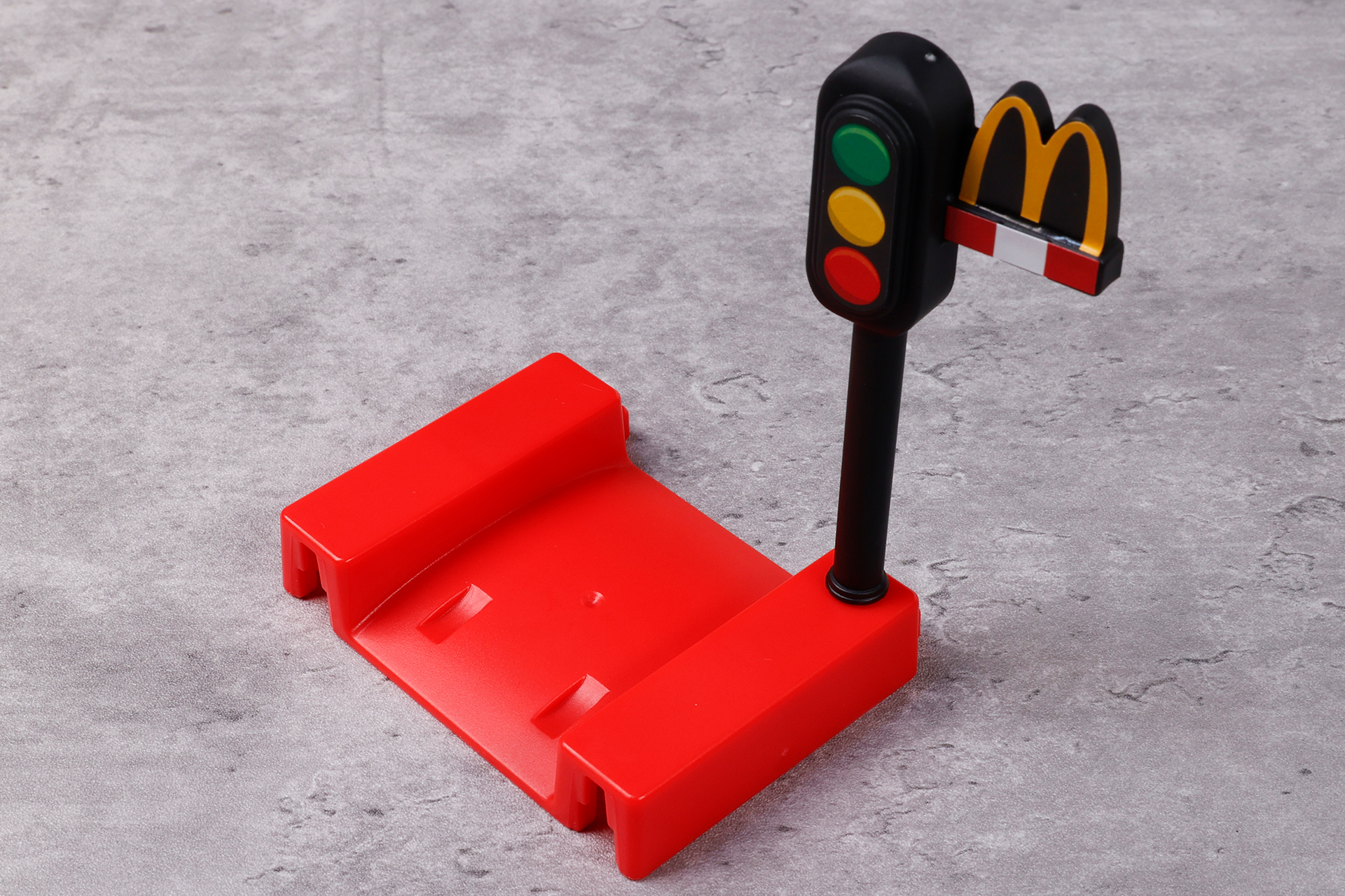 信号機の横にはマクドナルドのロゴマークが付けられている