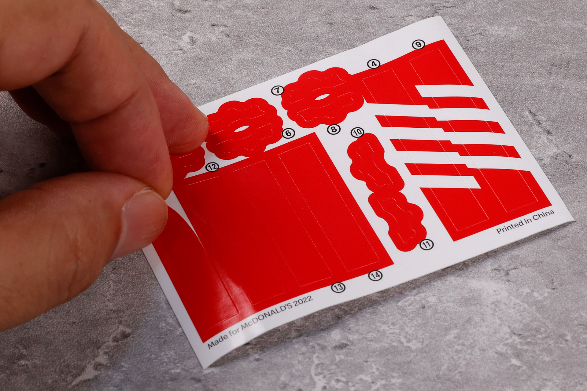 まずはシールを車両と情景パーツに貼っていこう