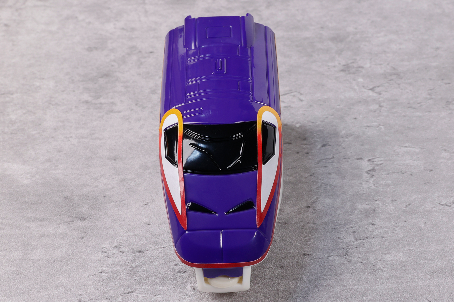 こちらがE3系新幹線つばさ2000番代を正面側から見たところ