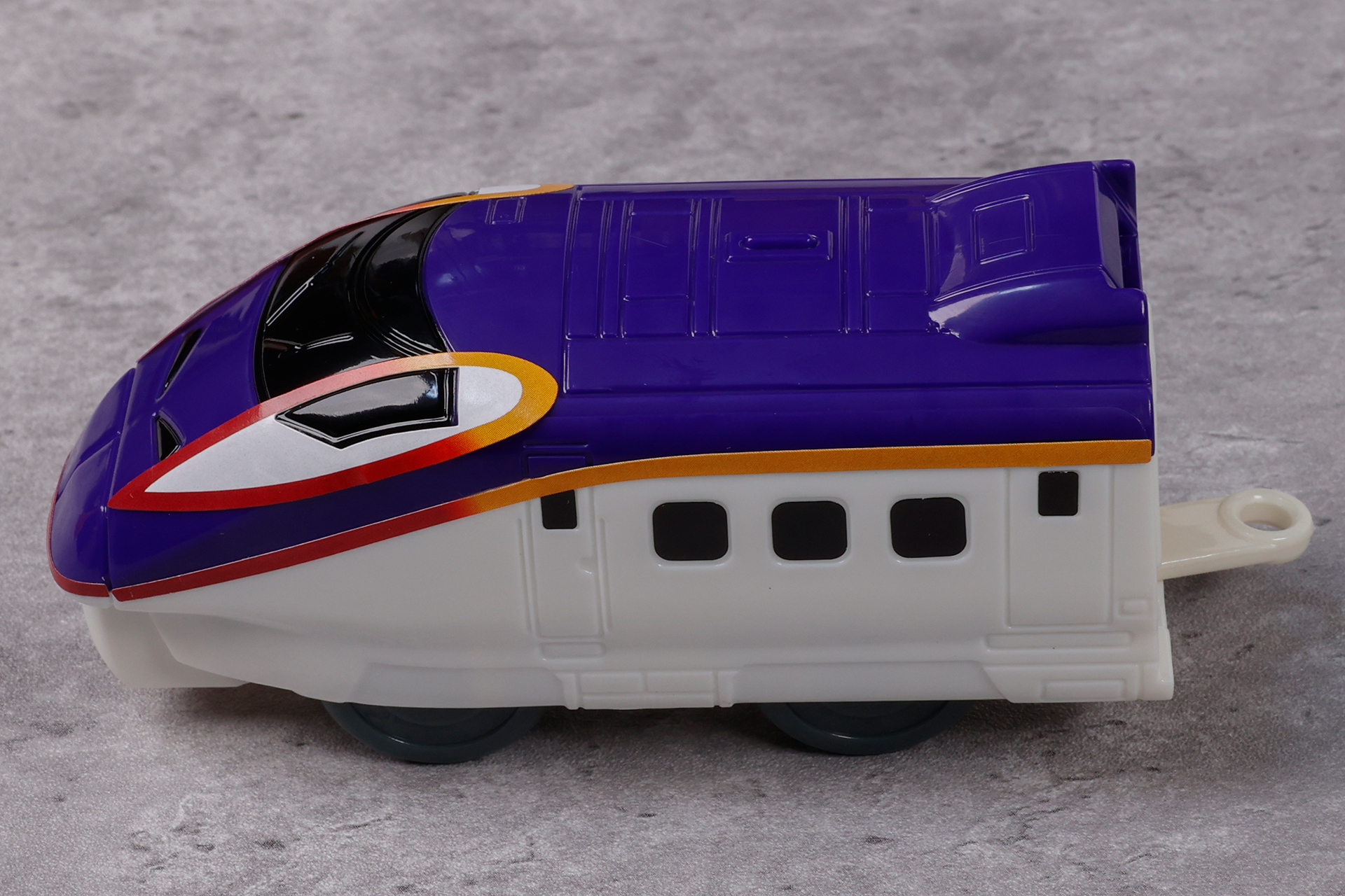 白と紫色のカラーリングがかっこいい！