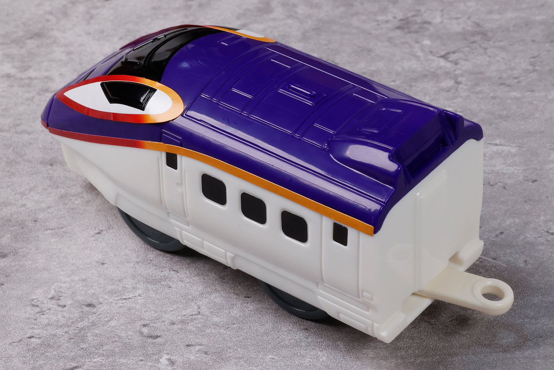 斜め後ろ側から見たフォルムもなかなかいい感じだ