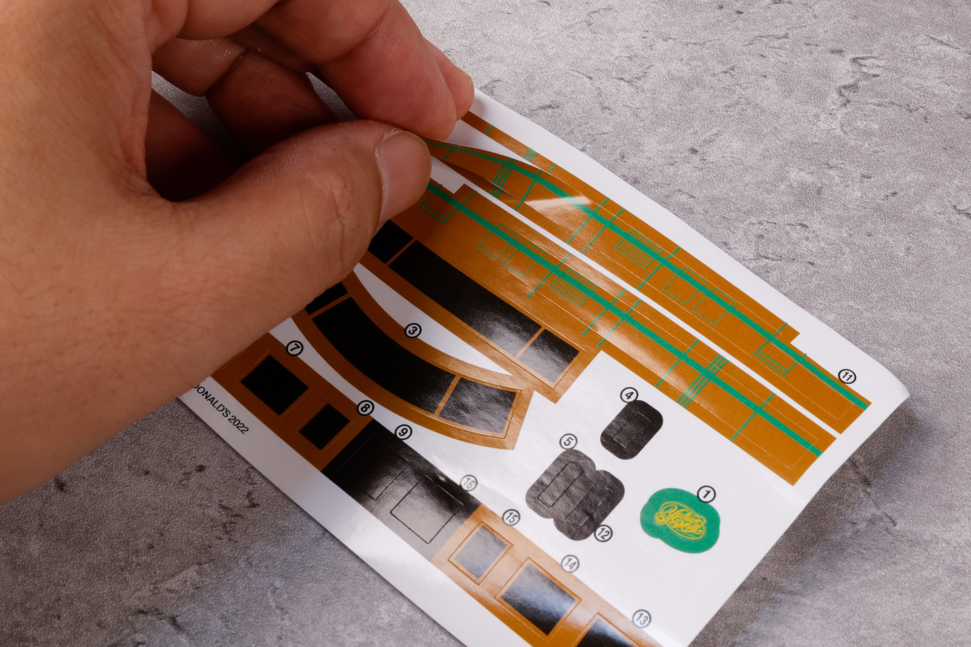 まずは車両と情景パーツにそれぞれシールを貼っていこう