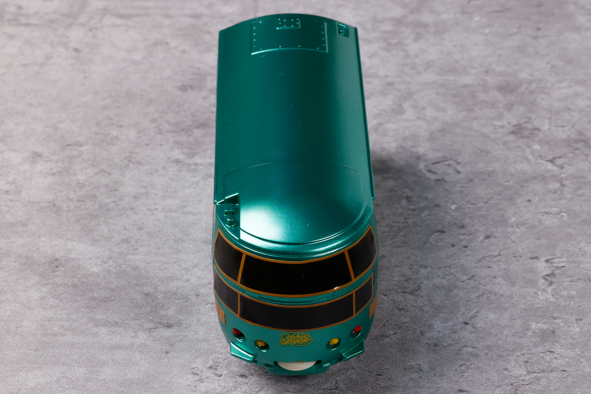 ラメっぽいグリーンのボディが特徴的だ