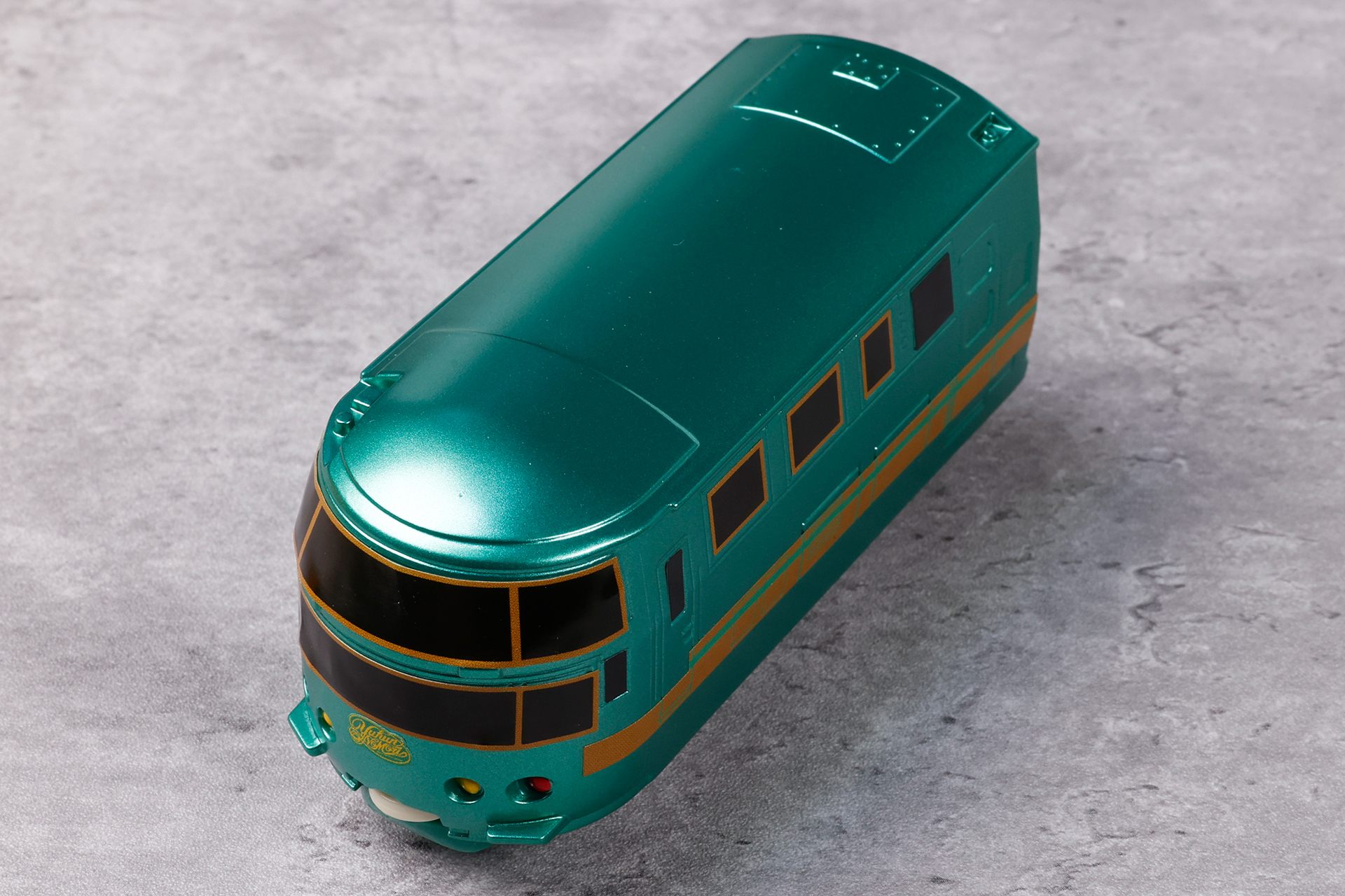 最新の新幹線とも一味違う見た目が印象的なJR九州ゆふいんの森