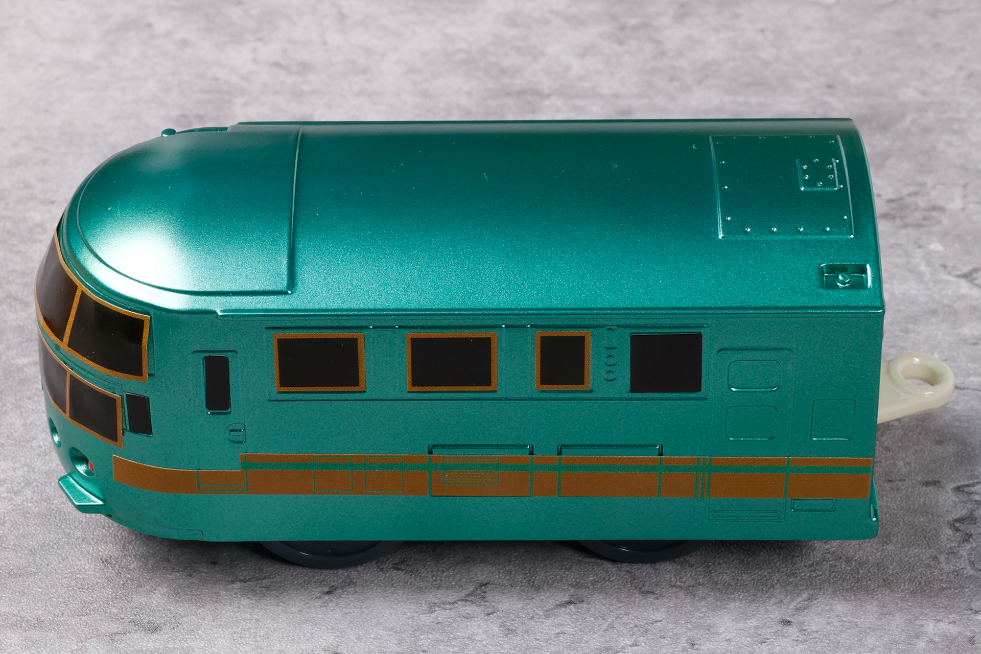 黒い窓部分は、すべてシールで再現されたものだ