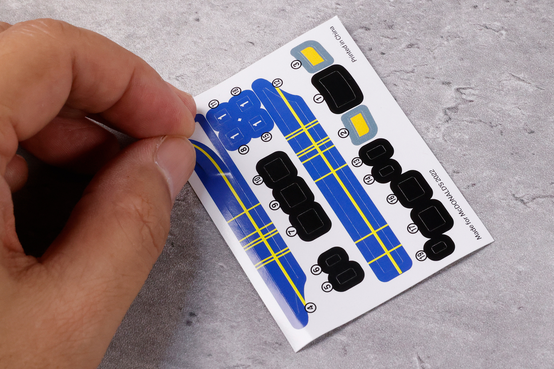 まずはシールを車両に張っていこう