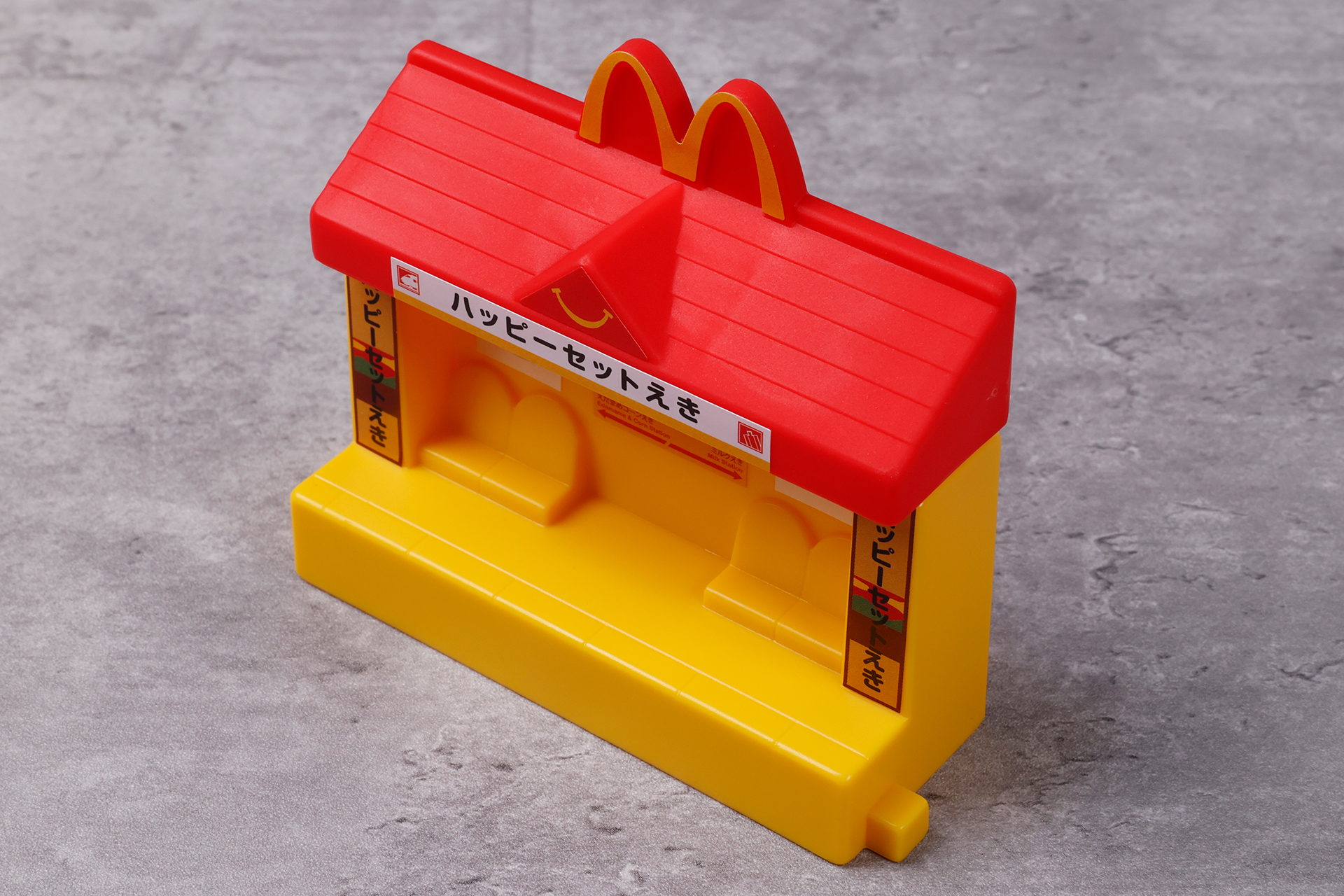 屋根にはマクドナルドのロゴマークがあしらわれている