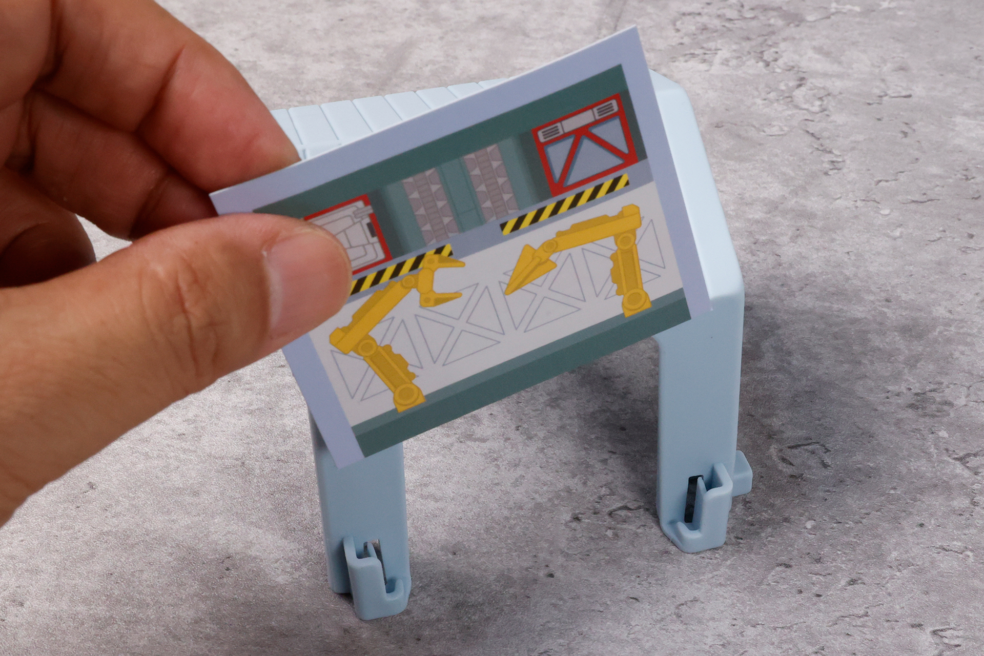 車両工場のカードは側面に取り付ける