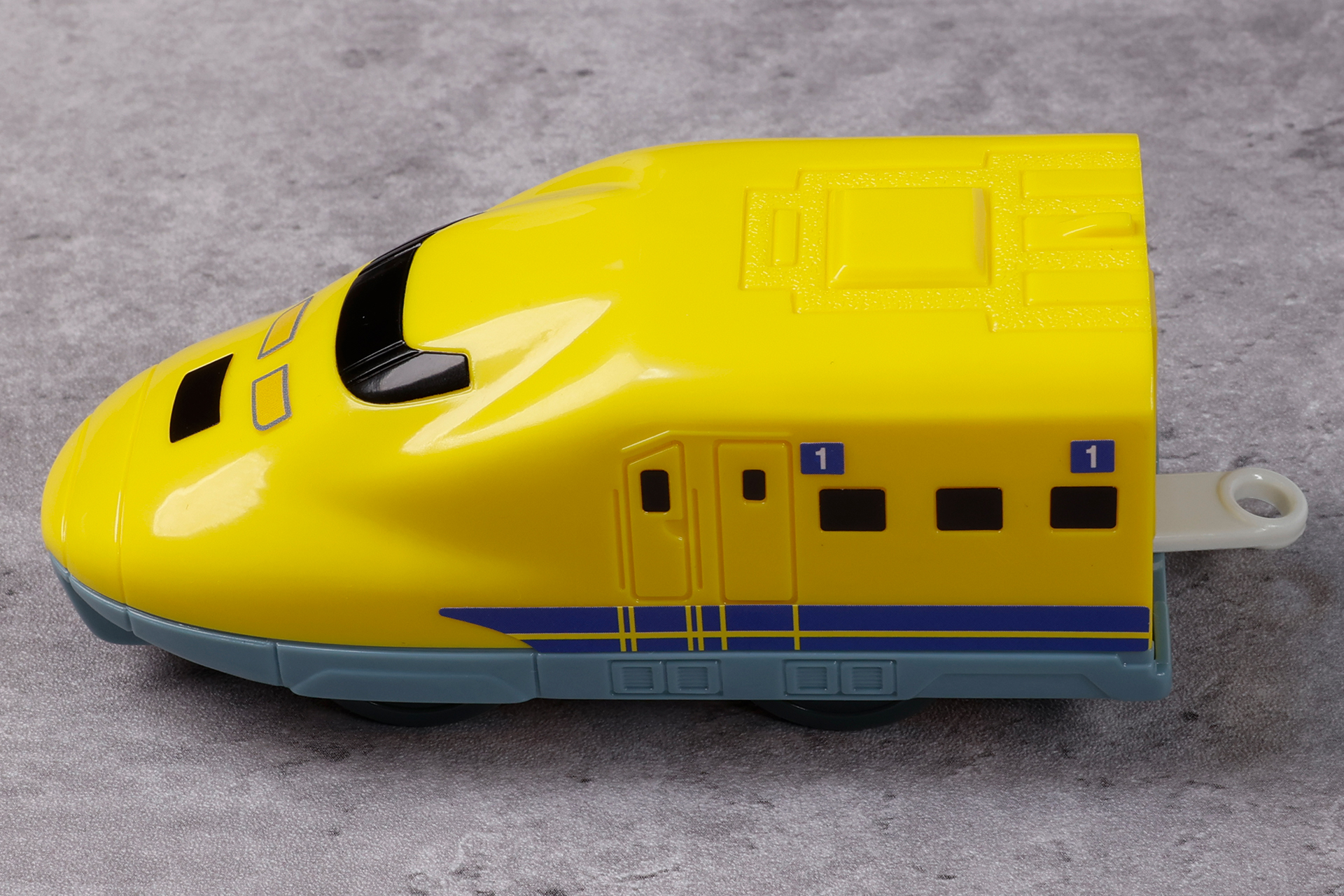 小さい窓もシールで再現されている