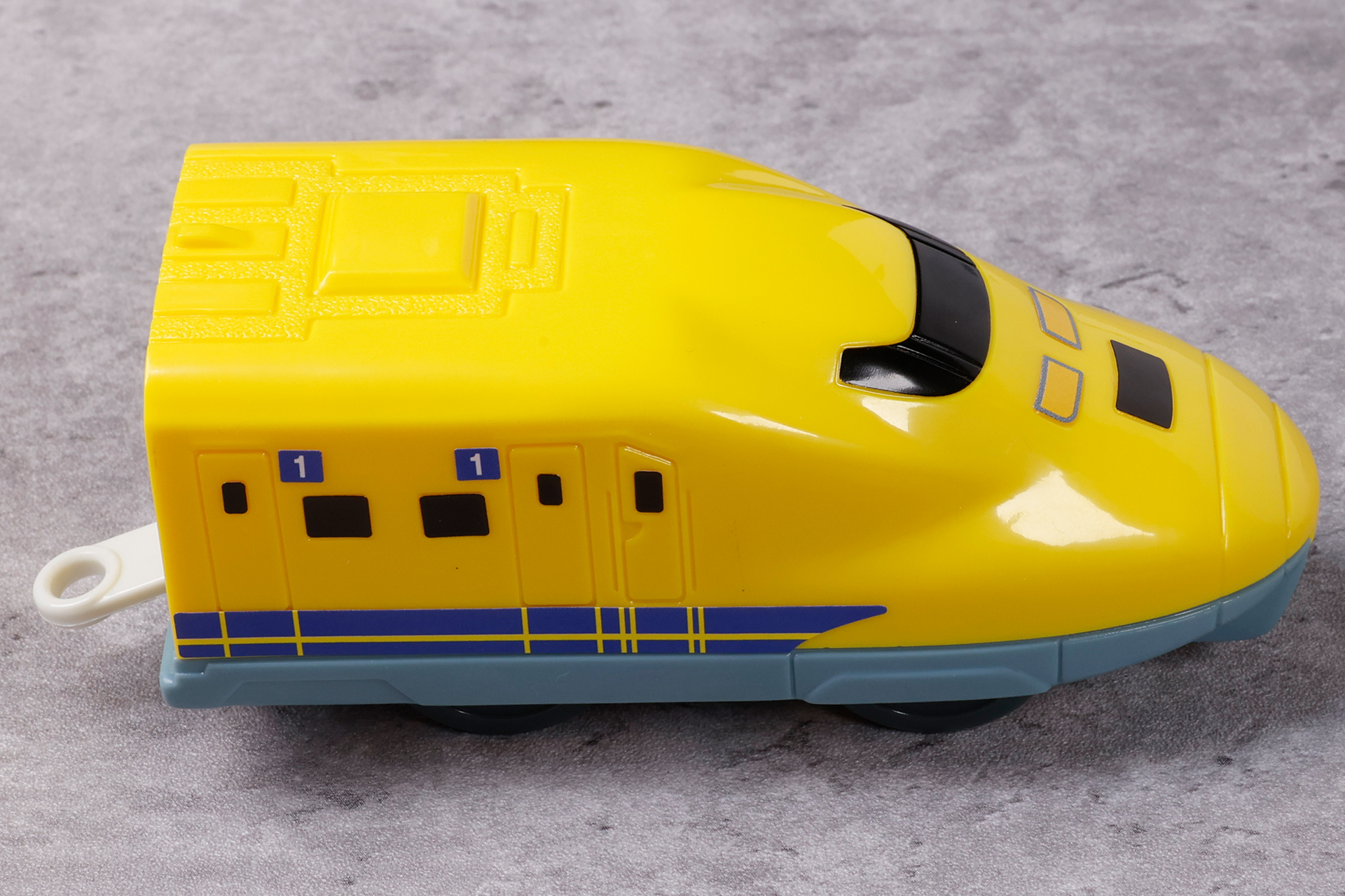 左右非対称になっており、窓やドアなどが異なっている