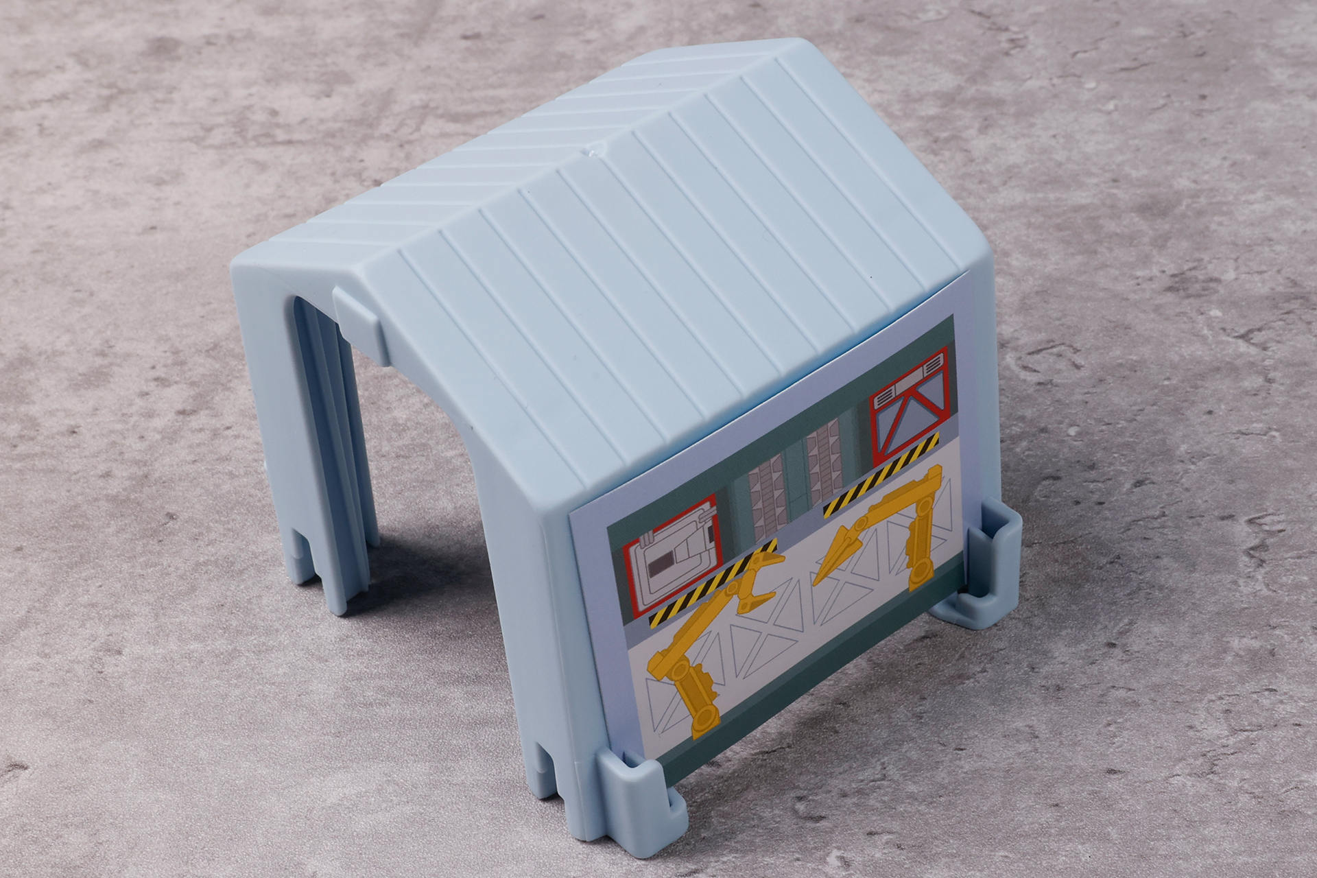 この中に車両がすっぽりと収まるぐらいのサイズ感だ