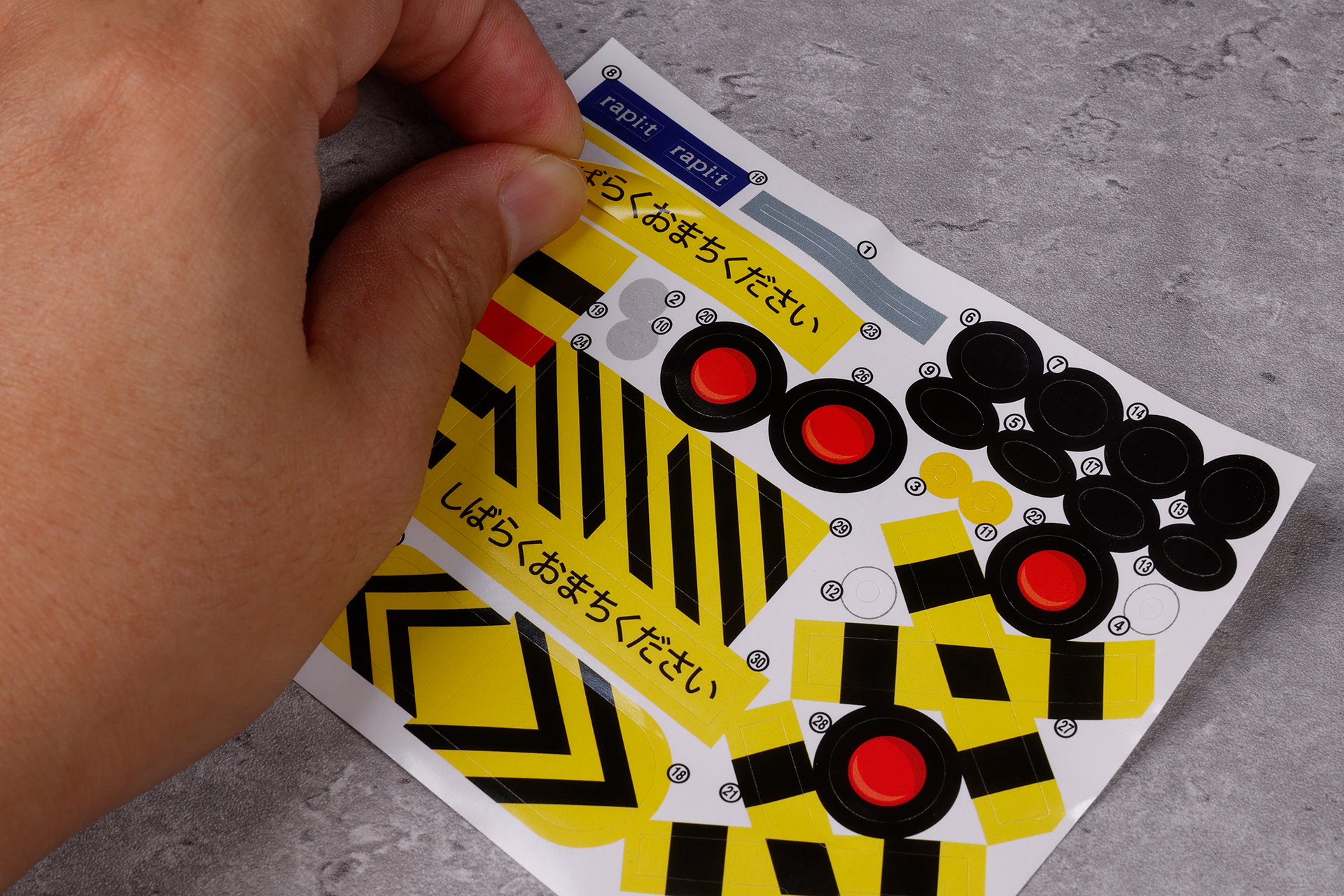 まずは裏面を参考にしながらシールを張っていこう